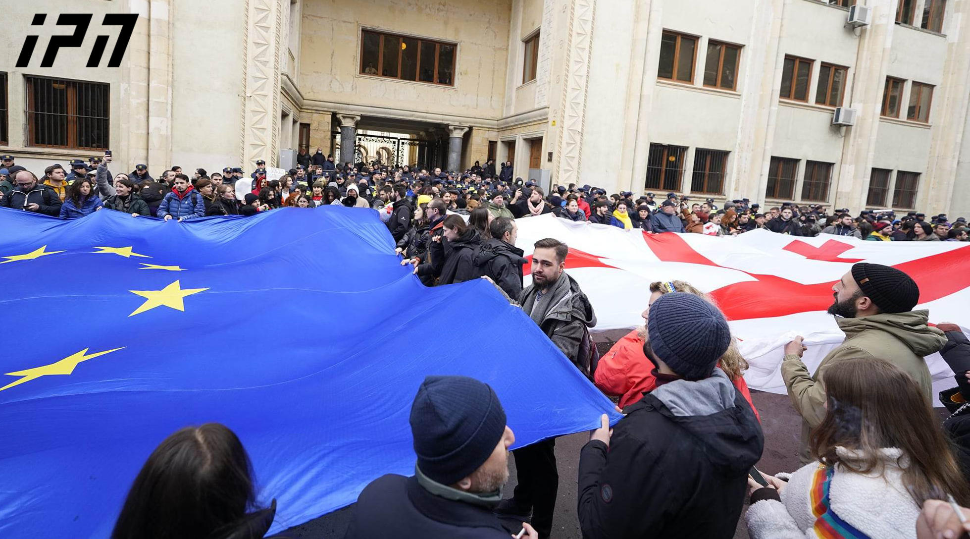პარლამენტთან მიმდინარე საპროტესტო აქციის მონაწილეებმა, უკრაინის ჰიმნის ფონზე, ევროკავშირისა და საქართველოს დროშები გაშალეს