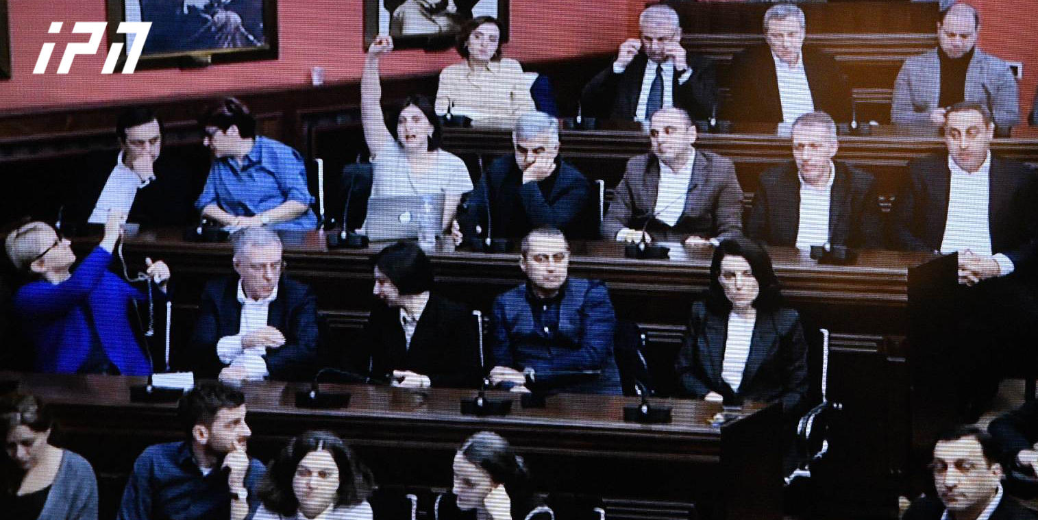 იურიდიულ საკითხთა კომიტეტზე, სადაც დღეს ე.წ. აგენტების კანონს განიხილავენ, ხმაურია
