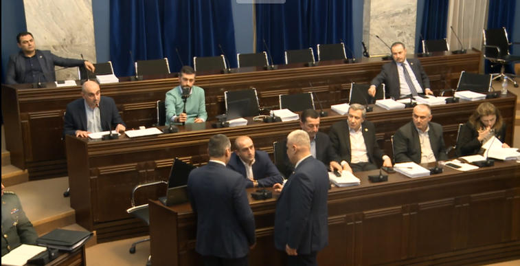 იაგო ხვიჩიას პარლამენტის თავდაცვისა და უშიშროების კომიტეტის სხდომა დაატოვებინეს, სადაც “თავდაცვის კოდექსს“ განიხილავენ