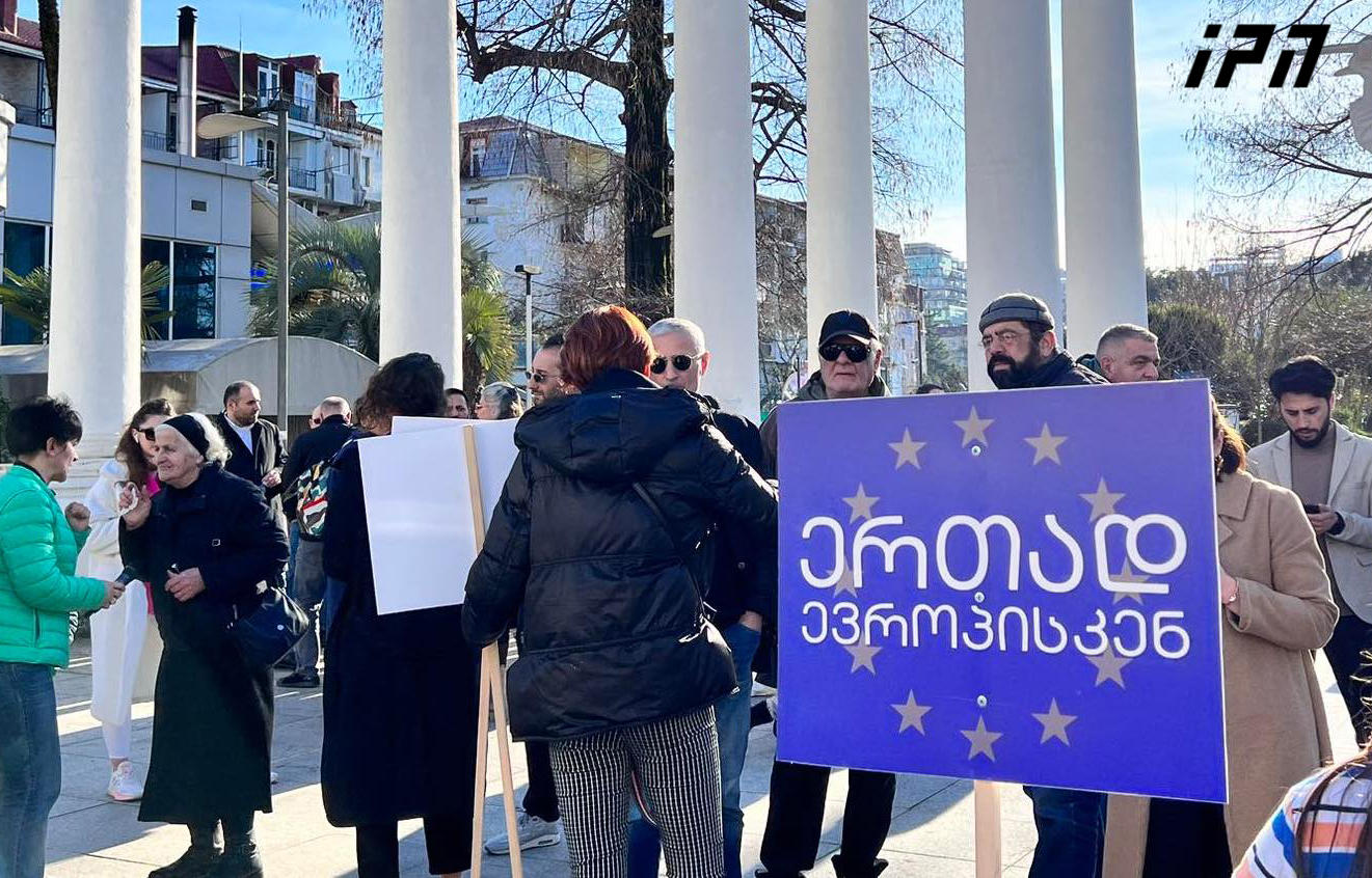 “ევროპა ჩვენი არჩევანია” - ამ ლოზუნგით ბათუმის ცენტრალურ პარკში მოქალაქეები იკრიბებიან