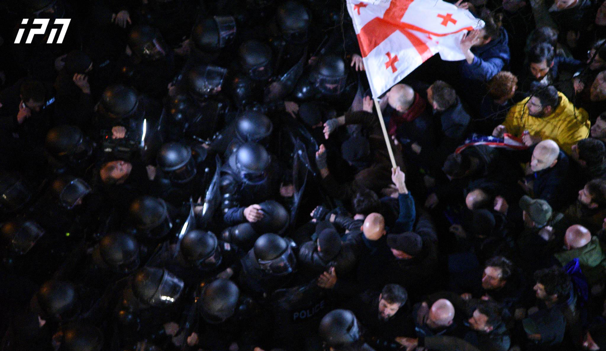 Около парамента применили слезоточивый газ