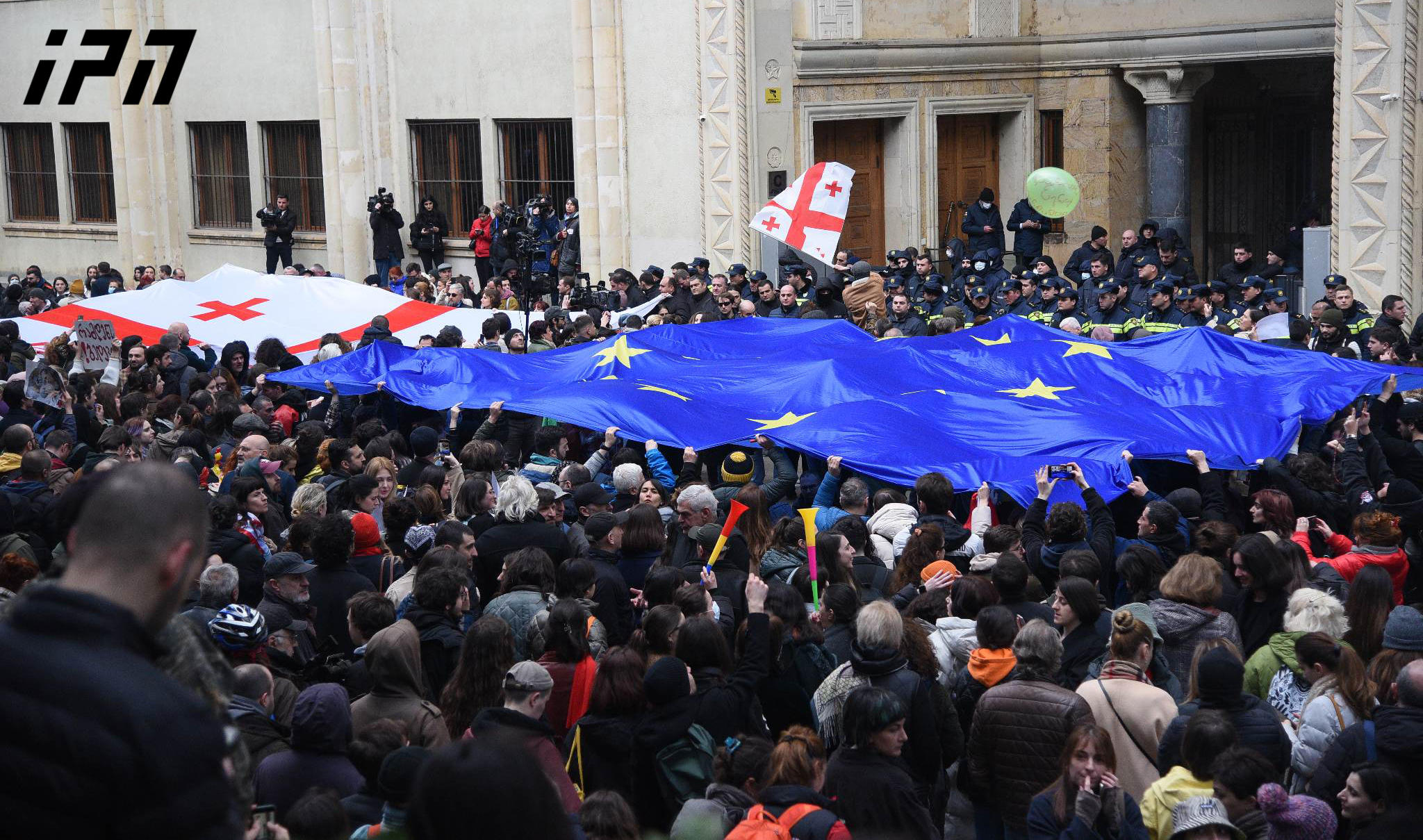 პარლამენტთან საპროტესტო აქციის მონაწილეებმა საქართველოსა და ევროკავშირის დროშები გაშალეს