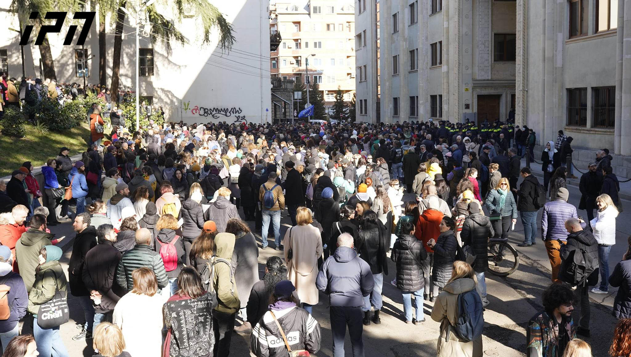 პარლამენტთან ე.წ. აგენტების შესახებ კანონპროექტების საწინააღმდეგო აქცია მიმდინარეობს