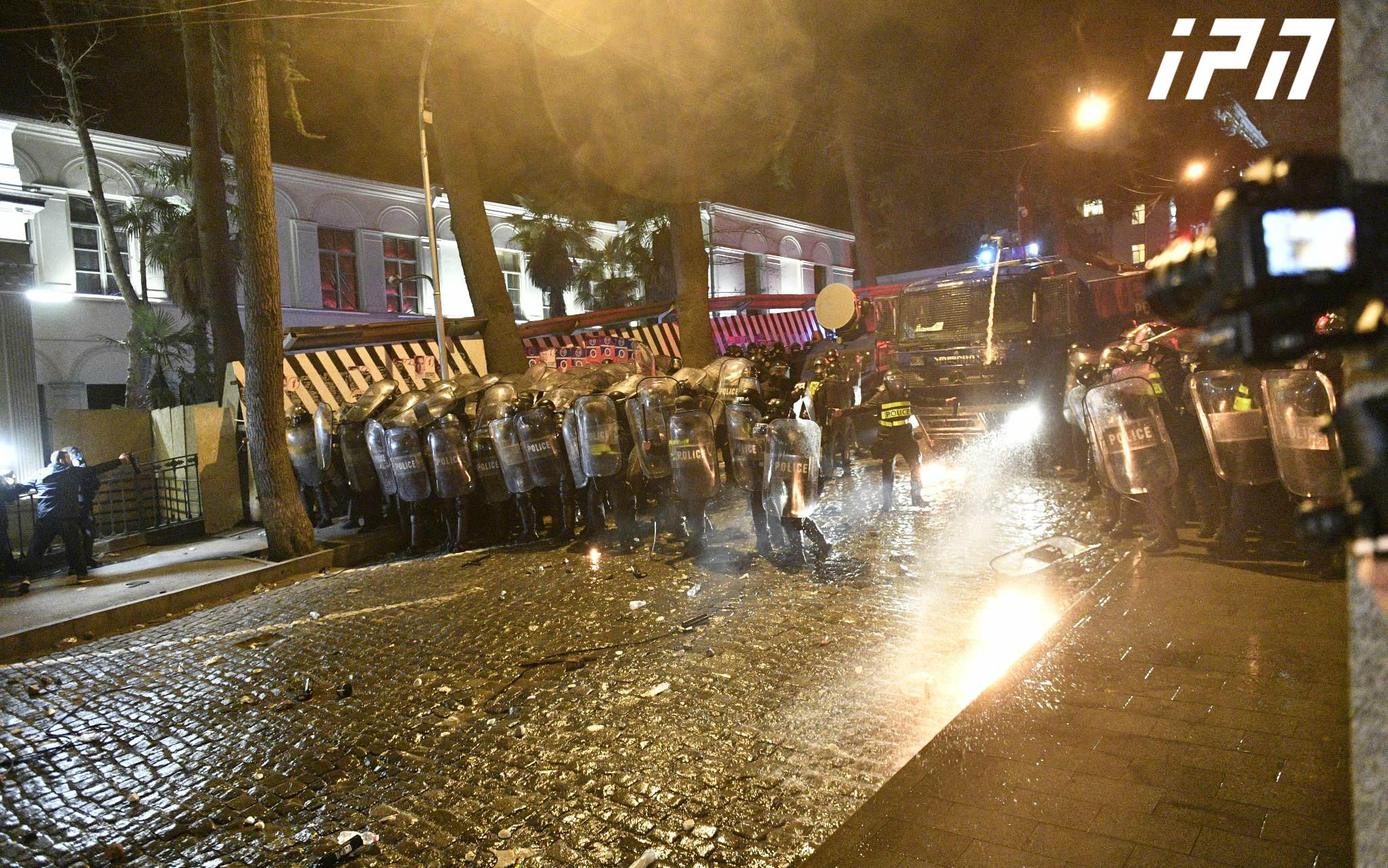 სპეცდანიშნულების რაზმმა ჩიტაძის ქუჩა წყლის ჭავლის გამოყენებით აქციის მონაწილეებისგან გაათავისუფლა - დააკავეს რამდენიმე პირი