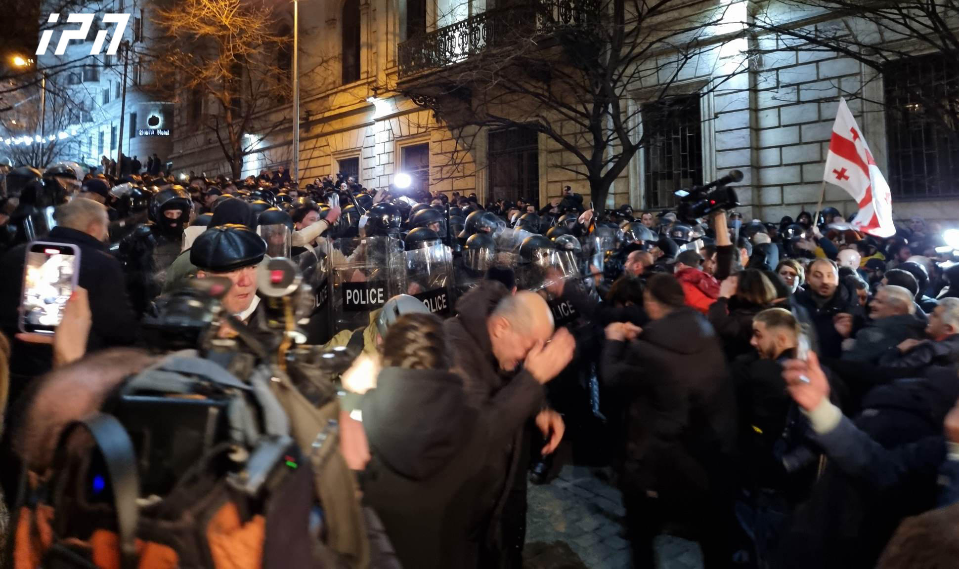 პარლამენტთან აქციის მონაწილეებსა და პოლიციას შორის დაპირისპირებაა