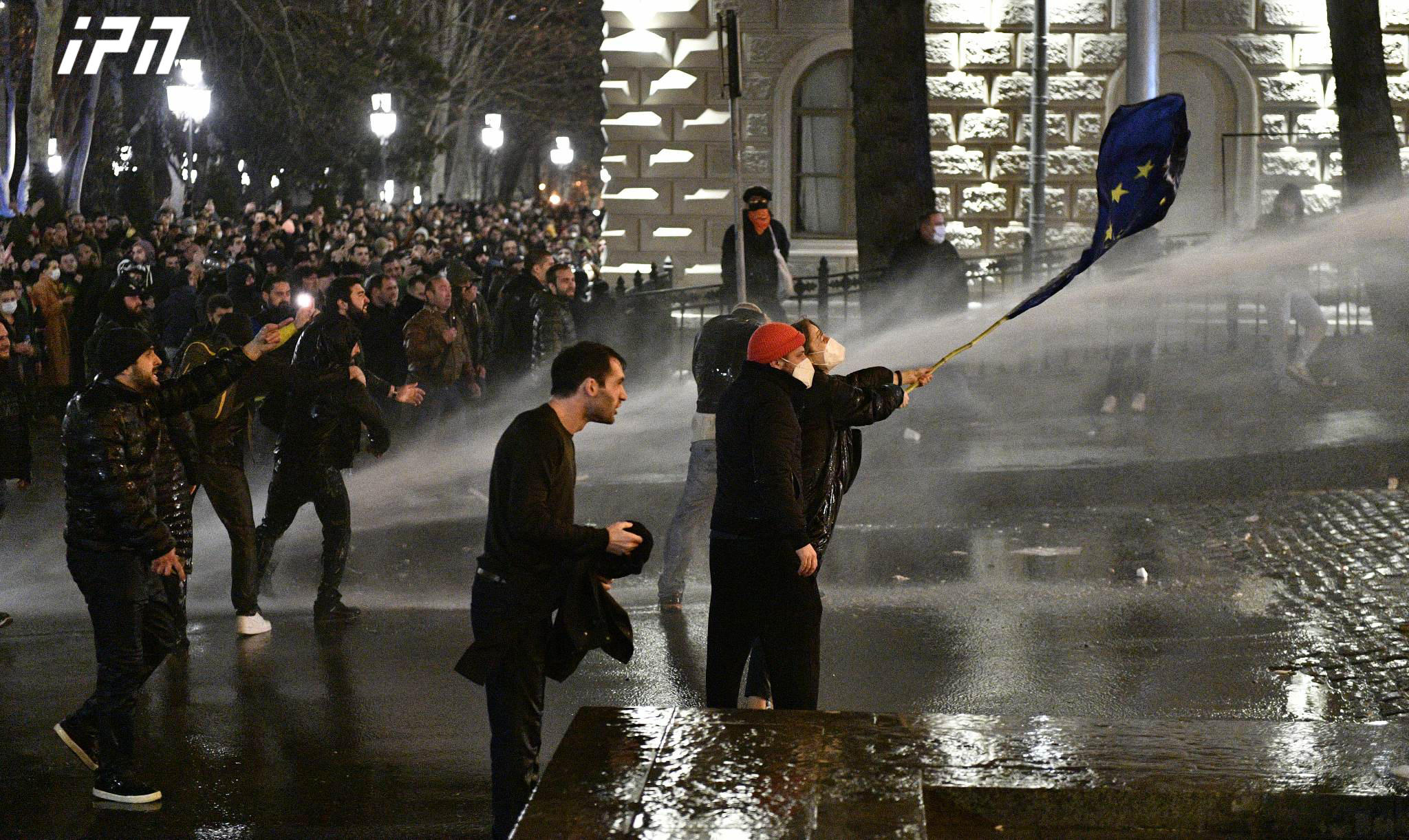 Спецназ начал разгон участников акции у парламента - Полиция снова использует водометы