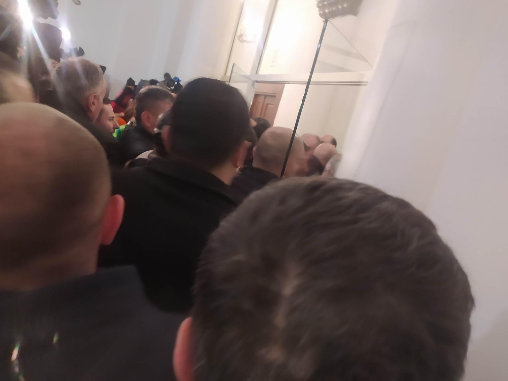 თამარ კორძაიასა და ხათუნა სამნიძის განცხადებით, შალვა პაპუაშვილის კაბინეტიდან ძალის გამოყენებით გამოყარეს, თავად სპიკერი კი ოპოზიციონერ დეპუტატებს დაემალა