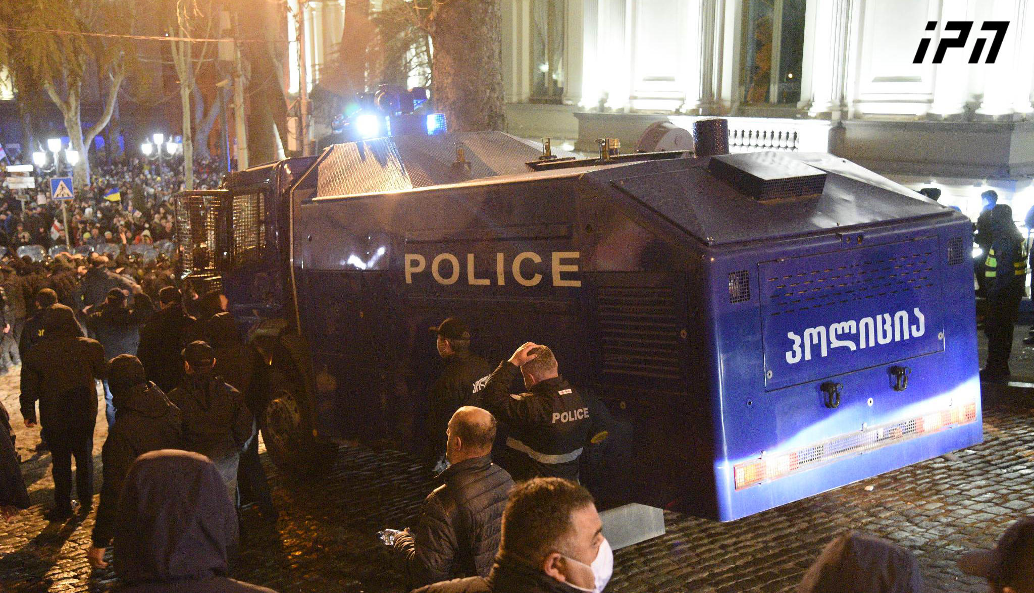 ჭიჭინაძის ქუჩიდან სპეციალური დანიშნულების რაზმი გადის და ტერიტორიას აქციის მონაწილეები იკავებენ - ადგილიდან გაჰყავთ წყლის ჭავლის მანქანაც