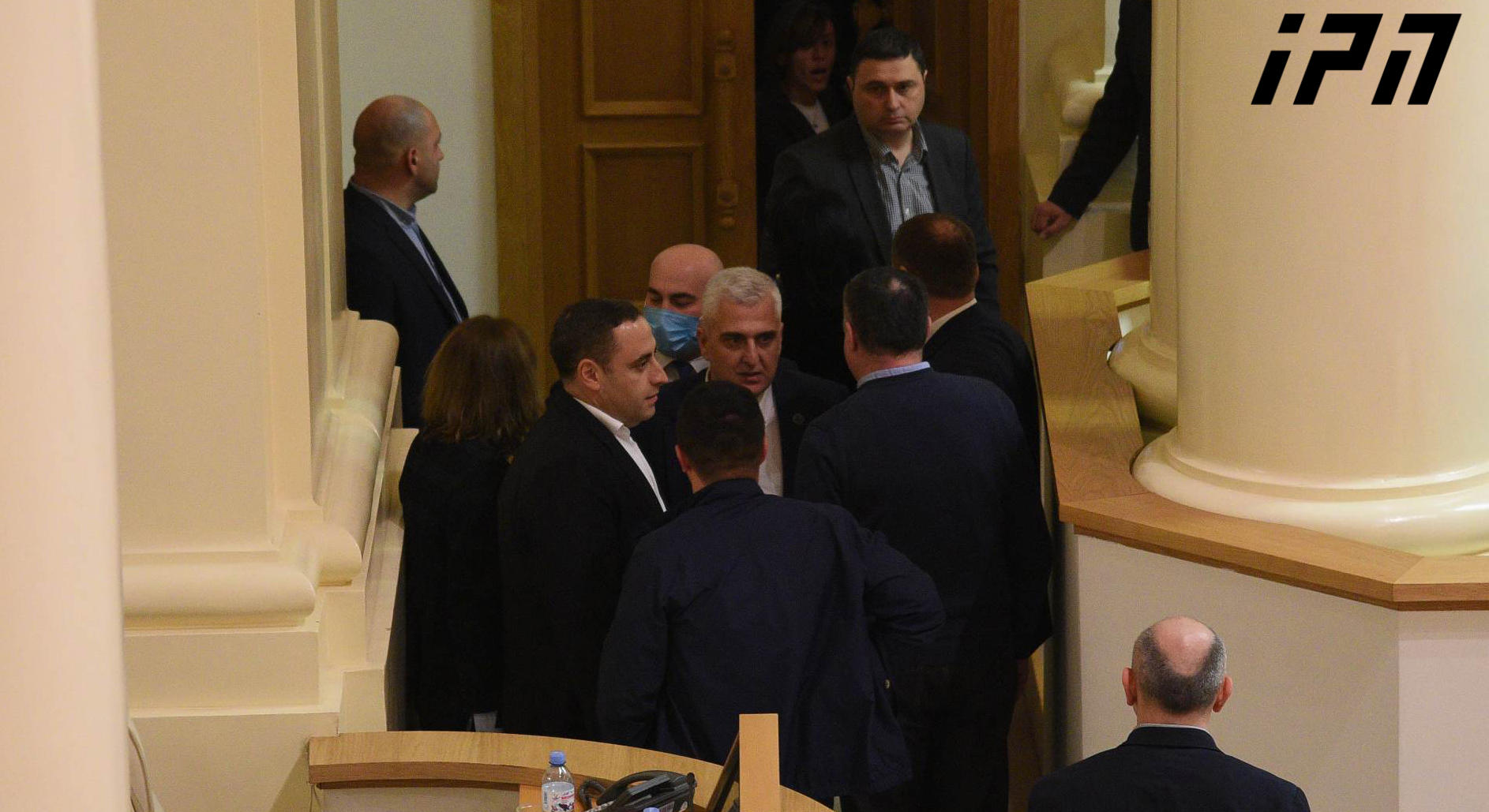 პარლამენტის სხდომათა დარბაზში ხმაური იყო