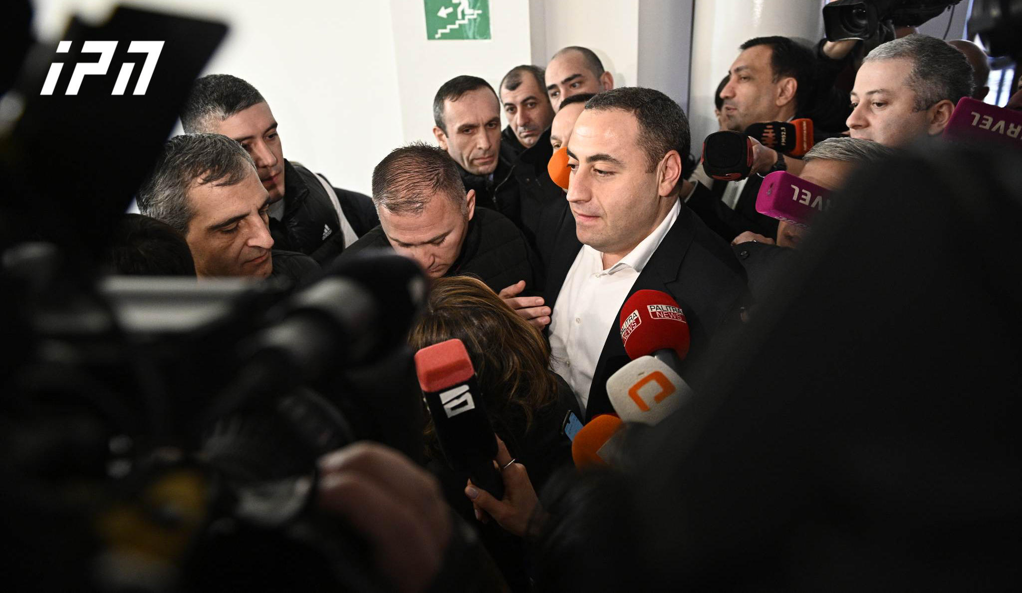 მედიის წარმომადგენლებსა და ოპოზიციონერი დეპუტატების ნაწილს პარლამენტში გადაადგილება შეზღუდული აქვთ