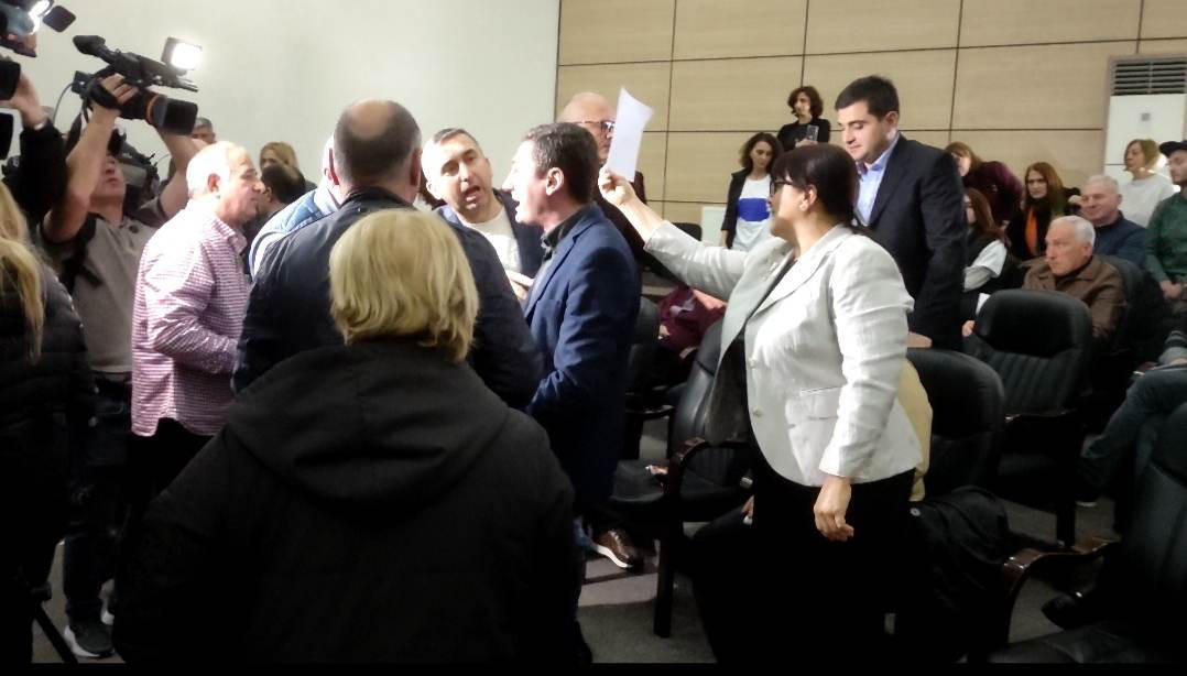 ზუგდიდის საკრებულოს სხდომაზე ხმაური და დაპირისპირება იყო