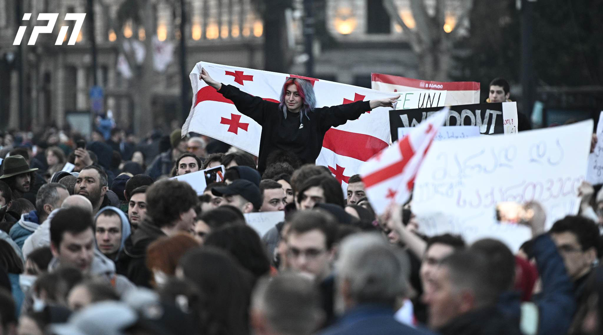 „არა რუსულ კანონს“ - ამ შეძახილებით პარლამენტის შენობისკენ მსვლელობით სტუდენტების კიდევ ერთი ჯგუფი მიემართება