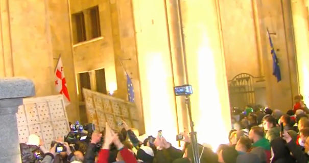 აქციის მონაწილეები პარლამენტთან განთავსებული ჯებირების აღებას ცდილობენ