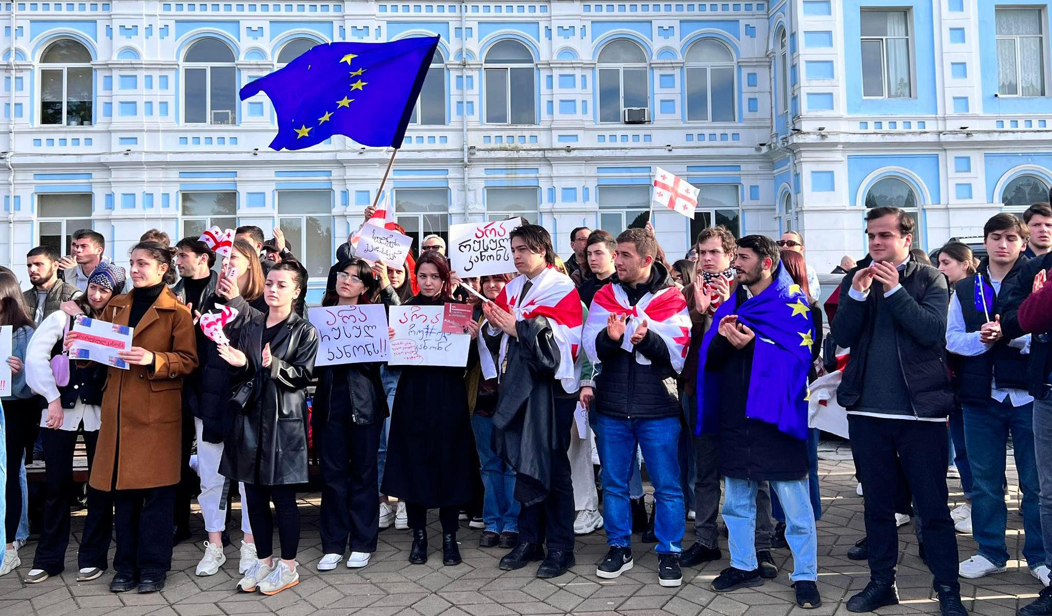 ბათუმის უნივერსიტეტის სტუდენტები საპროტესტო აქციას მართავენ სახელწოდებით „არა რუსულ კანონს”