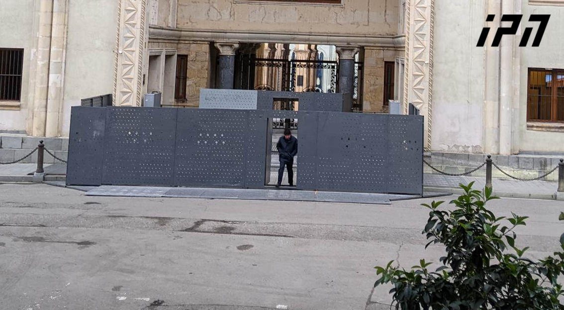 პარლამენტის შენობასთან რკინის ჯებირები კვლავ განათავსეს