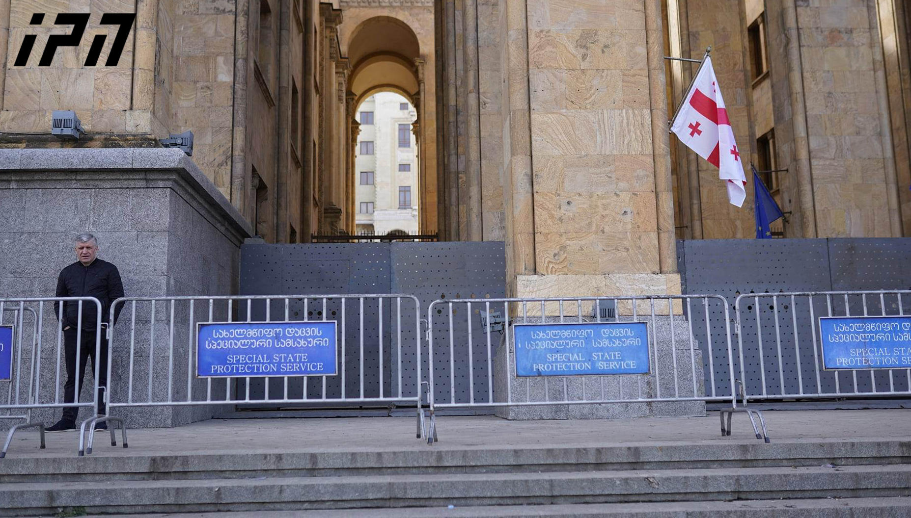 სამართალდამცავებმა პარლამენტის შენობასთან რკინის ჯებირები დაამატეს