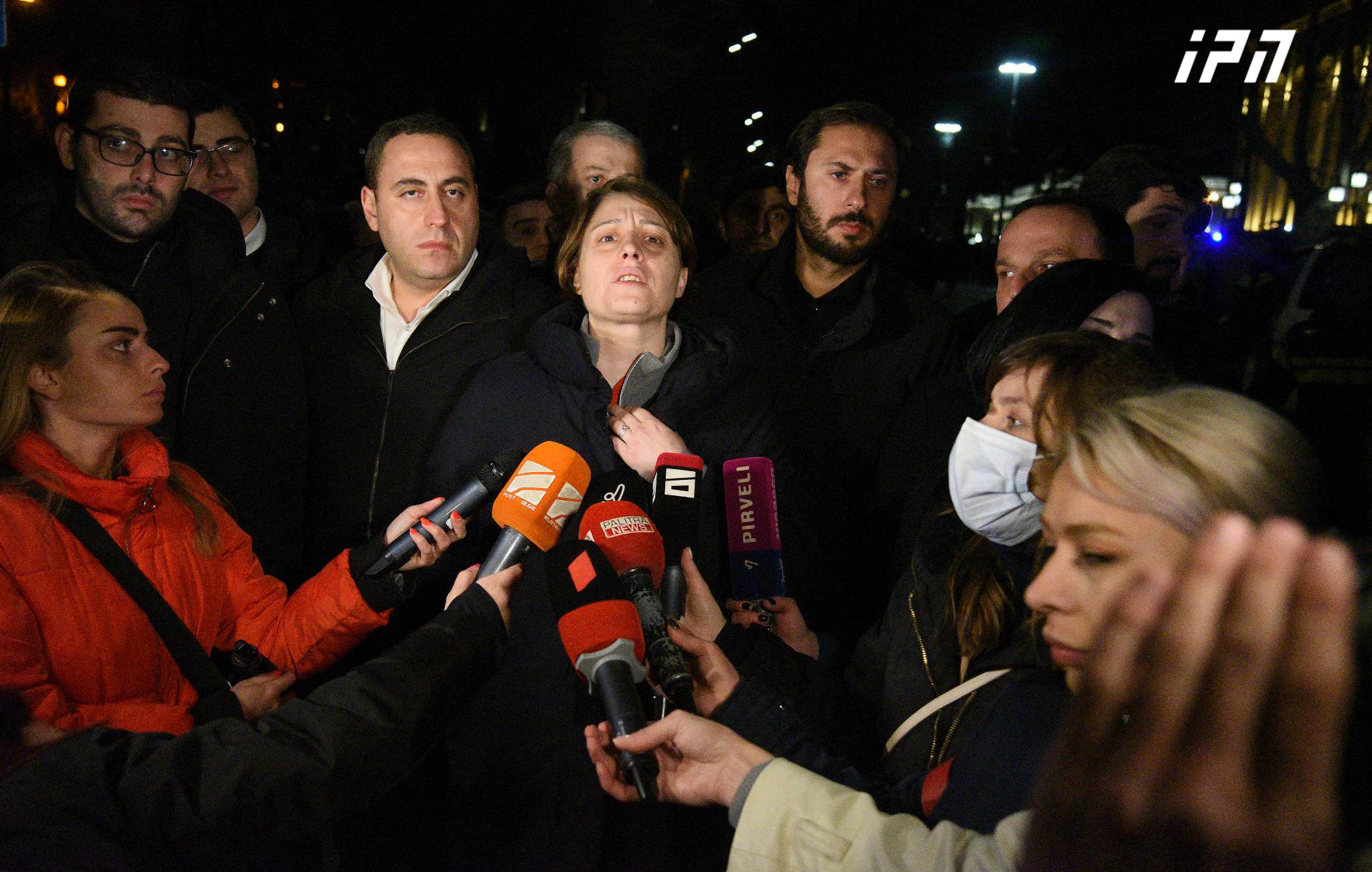 აქციის მონაწილეები და ოპოზიციონერი პოლიტიკოსები პარლამენტის მიმდებარე ტერიტორიაზე ისევ რჩებიან