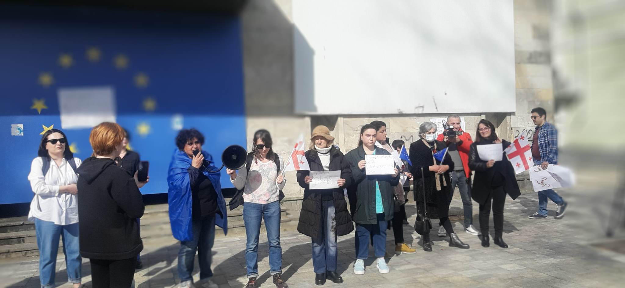 „არა რუსულ კანონს“ - ამ მოწოდებით აქცია ოზურგეთშიც მიმდინარეობს