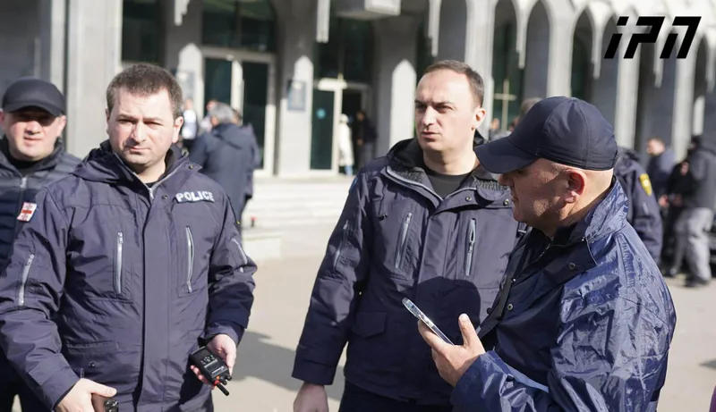 Правоохранители обыскивают собравшихся у парламента граждан