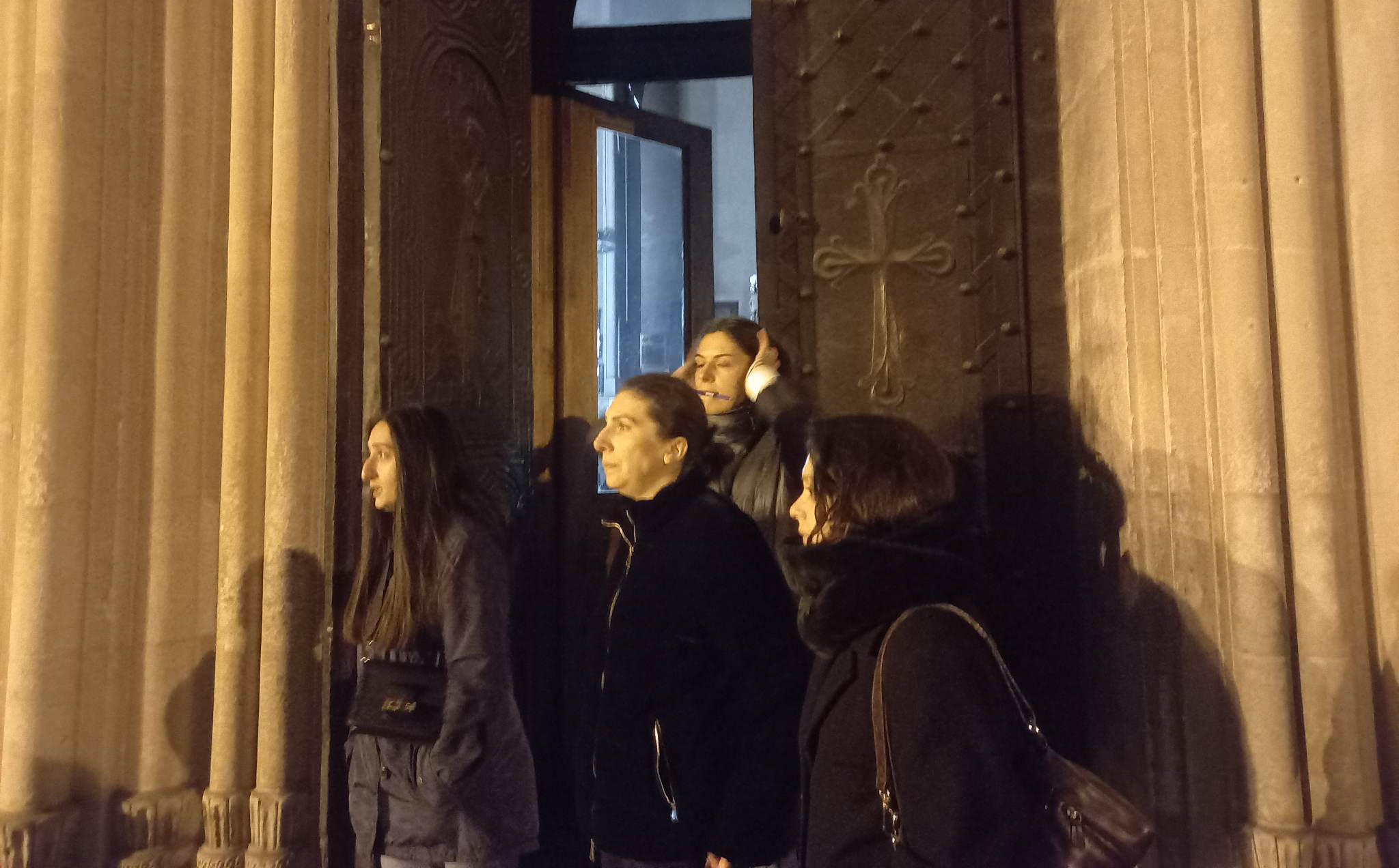 აქციის მონაწილეები ქაშუეთის ტაძრის ტერიტორიაზე იმყოფებიან