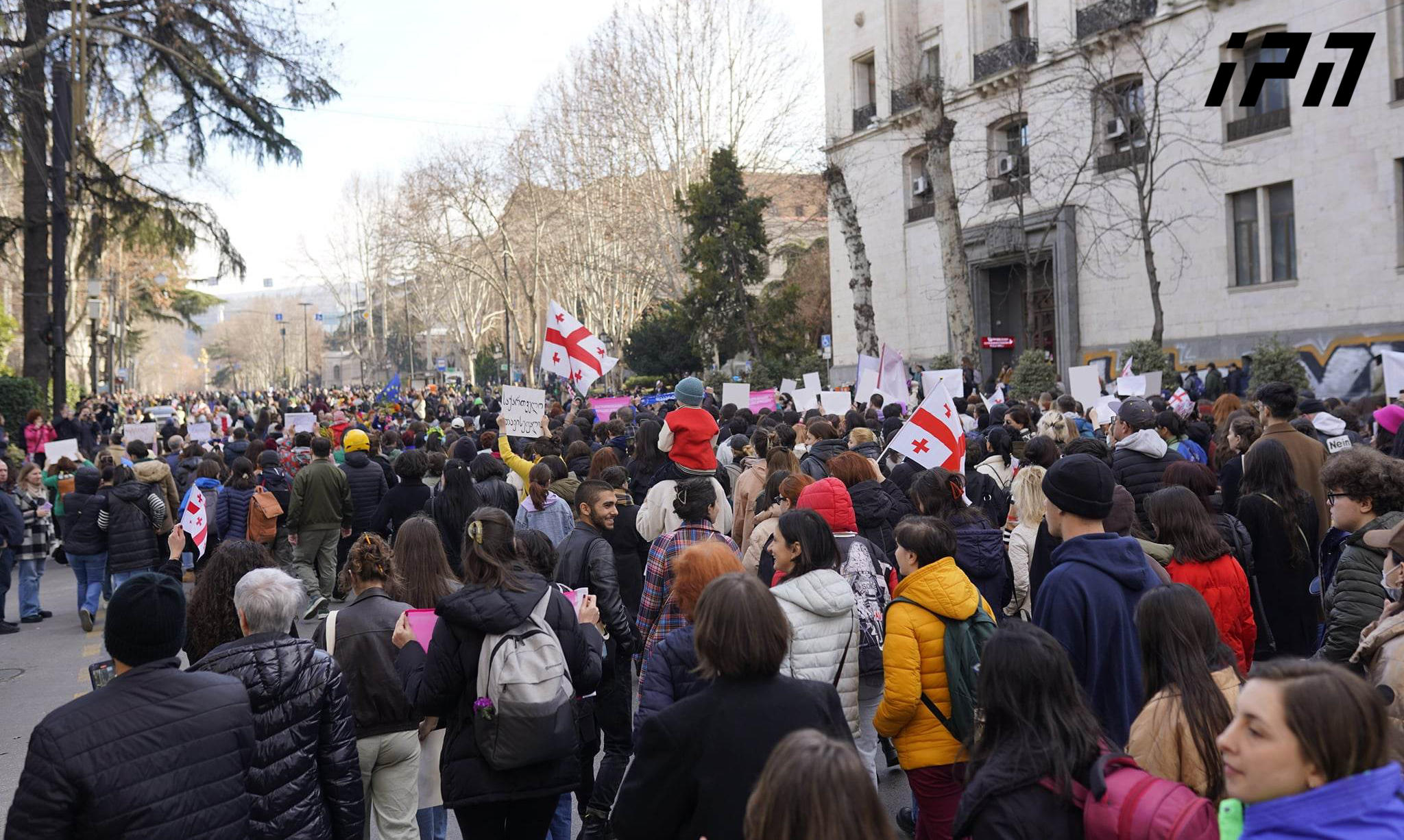 Rustaveli Avenue blocked, citizens start to gather in front of legislature