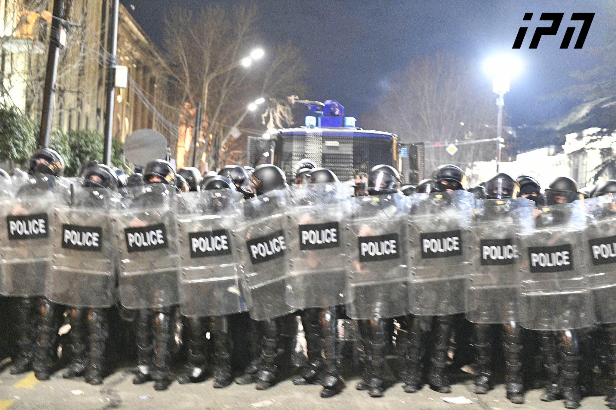 Спецназ полностью занял территорию, прилегающую к парламенту