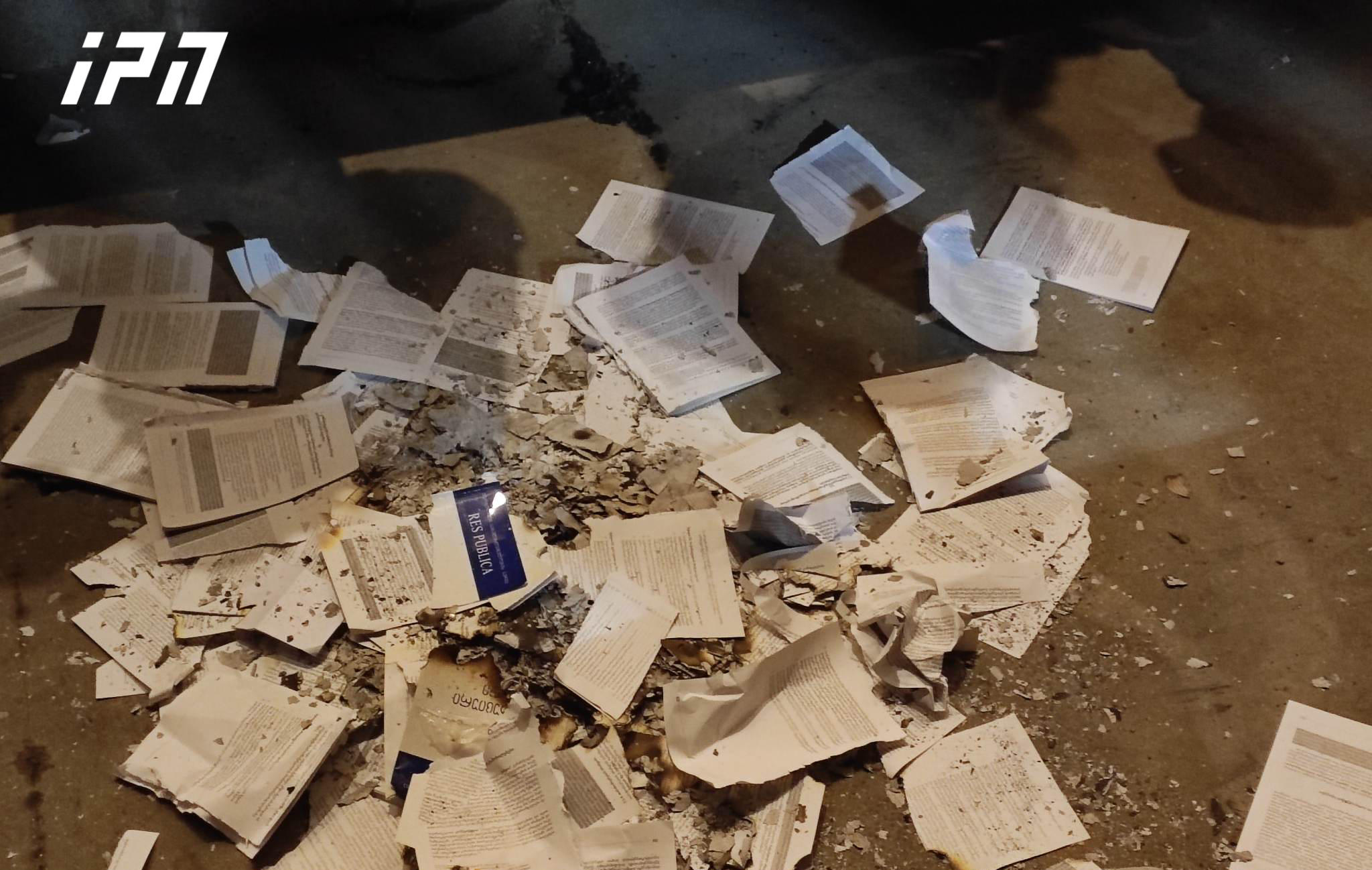 პარლამენტთან აქციაზე ირაკლი კობახიძის ავტორობით გამოცემული წიგნები დაწვეს