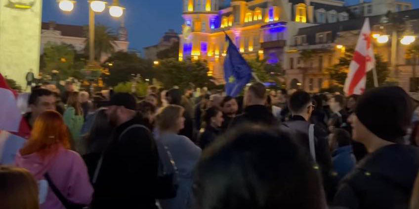 „დაუყოვნებლივ ჩააგდონ რუსული კანონი” - ამ ლოზუნგით ბათუმში აქცია მიმდინარეობს