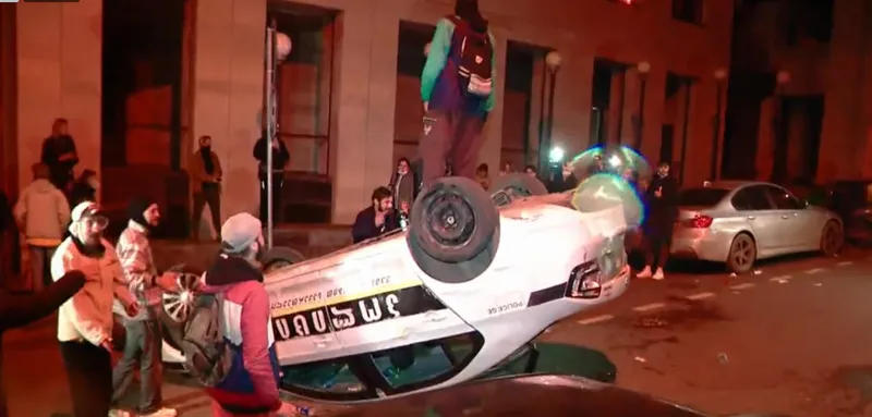 Участники акции перевернули машину патрульной полиции