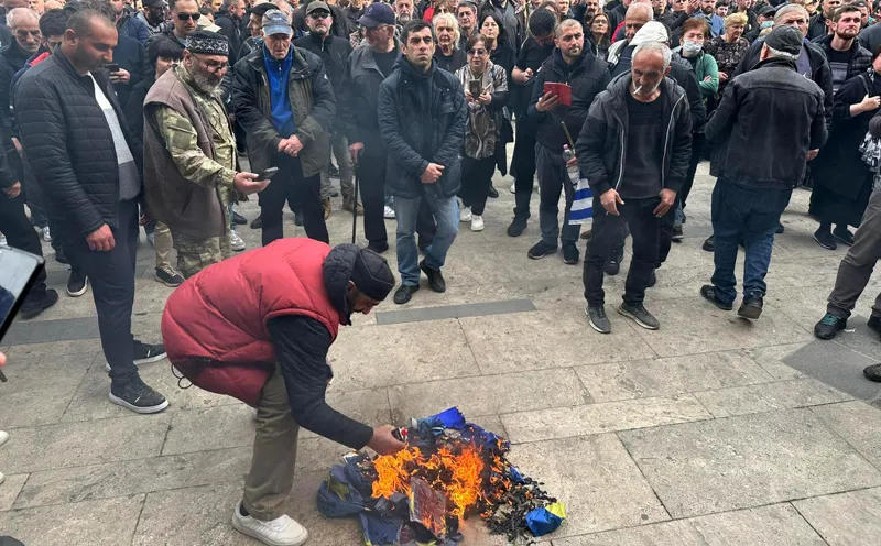 Representatives of Alt-Info remove and burn EU flag in front of Parliament