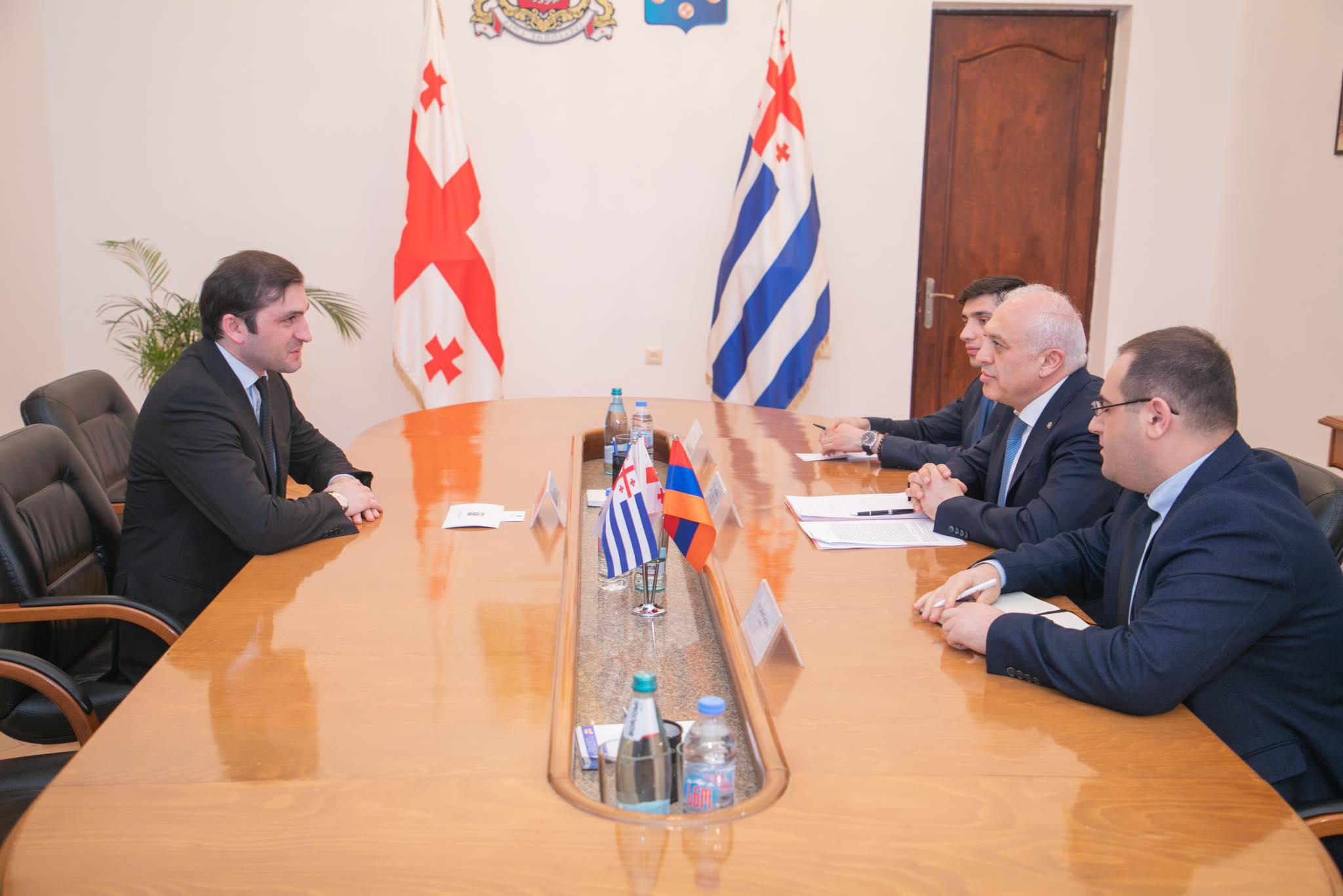 თორნიკე რიჟვაძე სომხეთის რესპუბლიკის საგანგებო და სრულუფლებიან ელჩს საქართველოში, აშოტ სმბატიანს შეხვდა