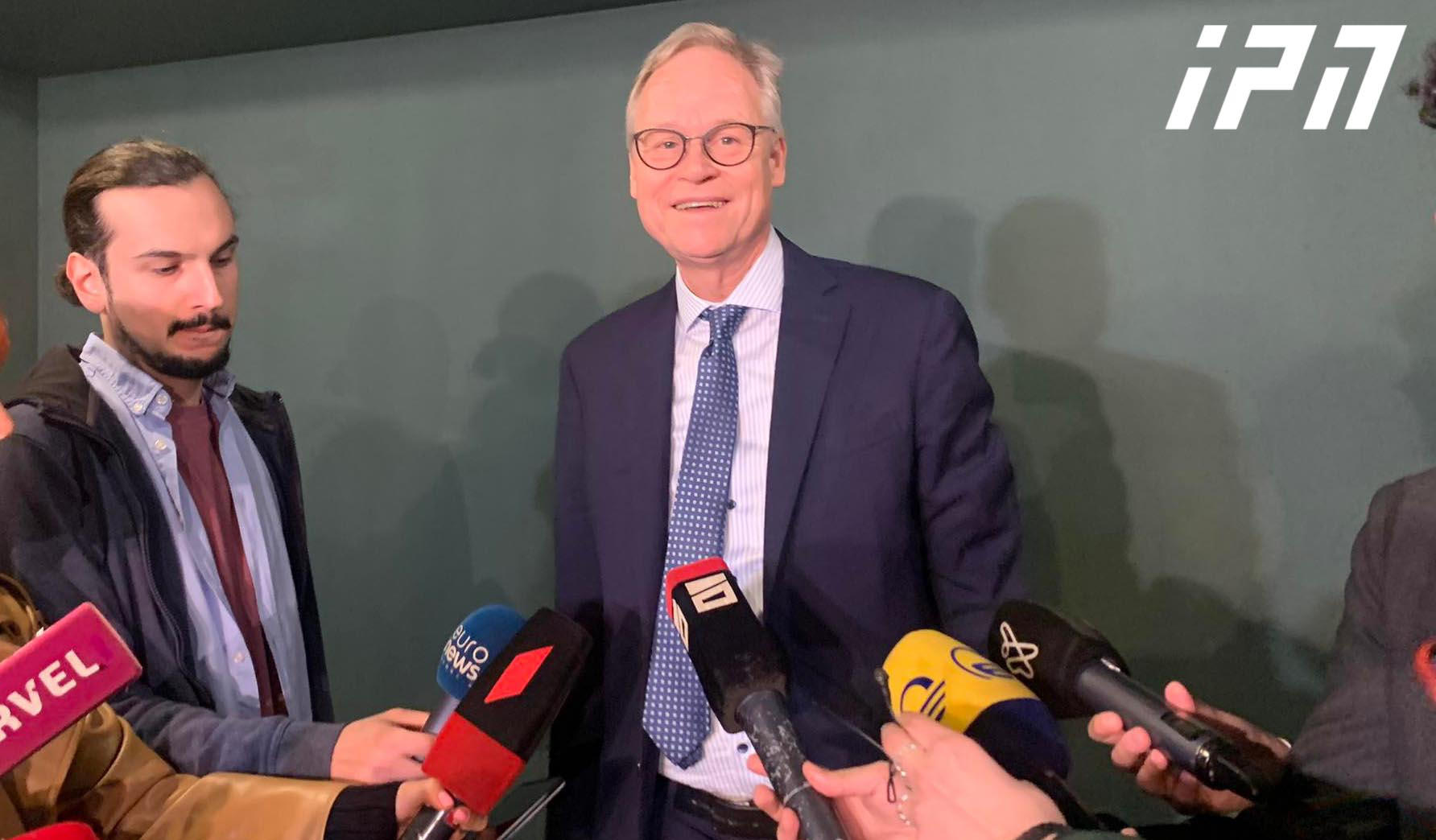 Michael Siebert on the burning of EU flag: I have seen the woman waving the flag against water cannon, this is the picture that stays in my head