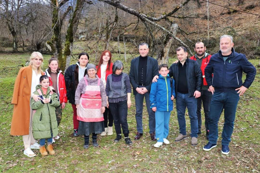 ლენტეხის მუნიციპალიტეტში, ხანძრის შედეგად დაზარალებულ ოჯახს, ხელისუფლების წარმომადგენლებმა, სახლისათვის სახურავი და საყოფაცხოვრებო ტექნიკა გადასცეს