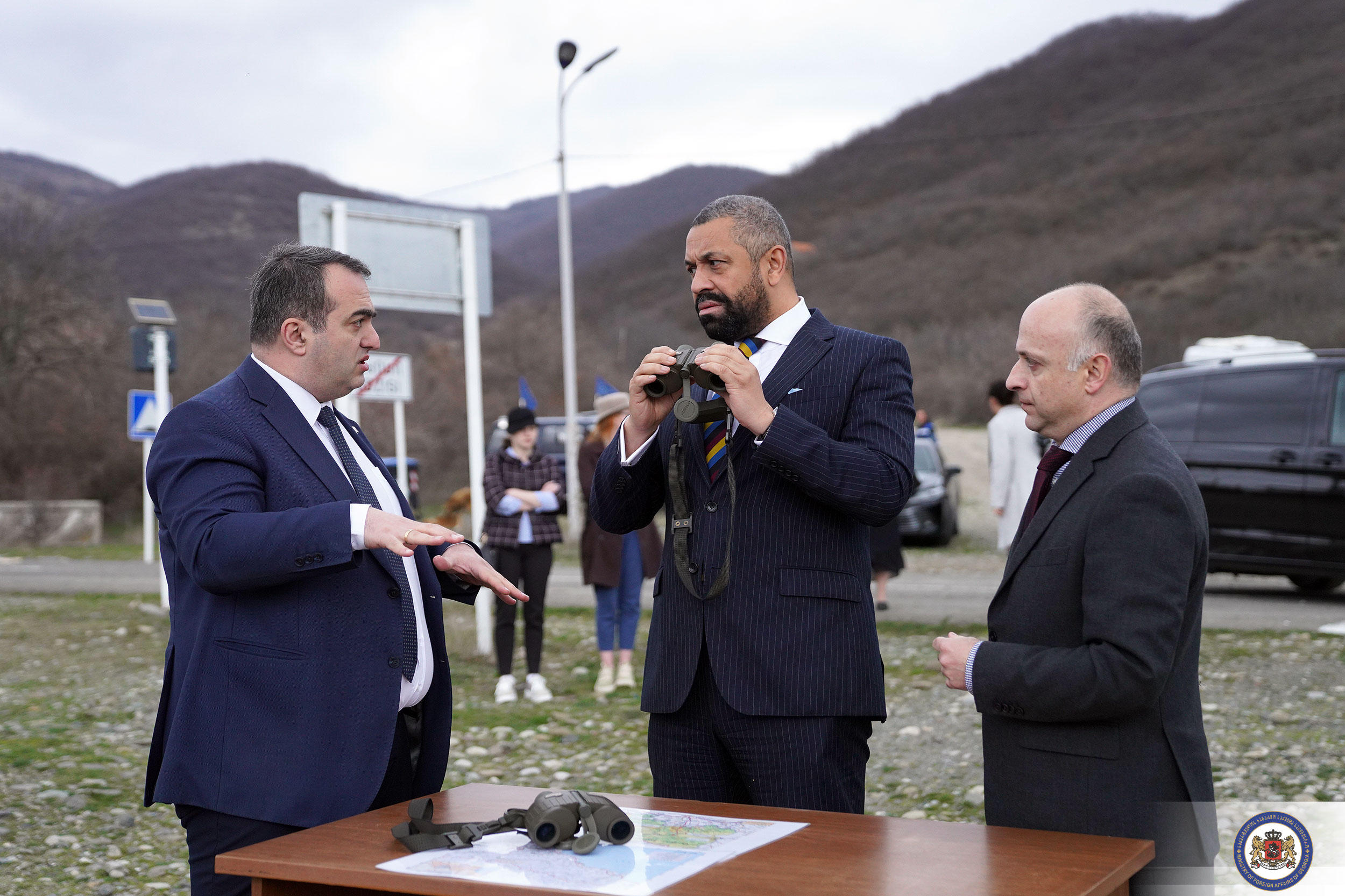 ჯეიმს კლევერლი საოკუპაციო ხაზის მიმდებარე სოფელ ოძისს ეწვია