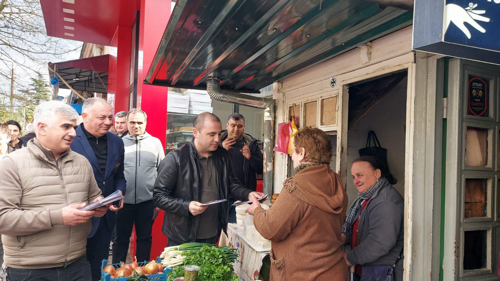 ლევან ხაბეიშვილმა და პარტიის სხვა ლიდერებმა, სენაკსა და მარტვილში, მოქალაქეებს 9 აპრილის აქციის ბუკლეტები დააურიგეს