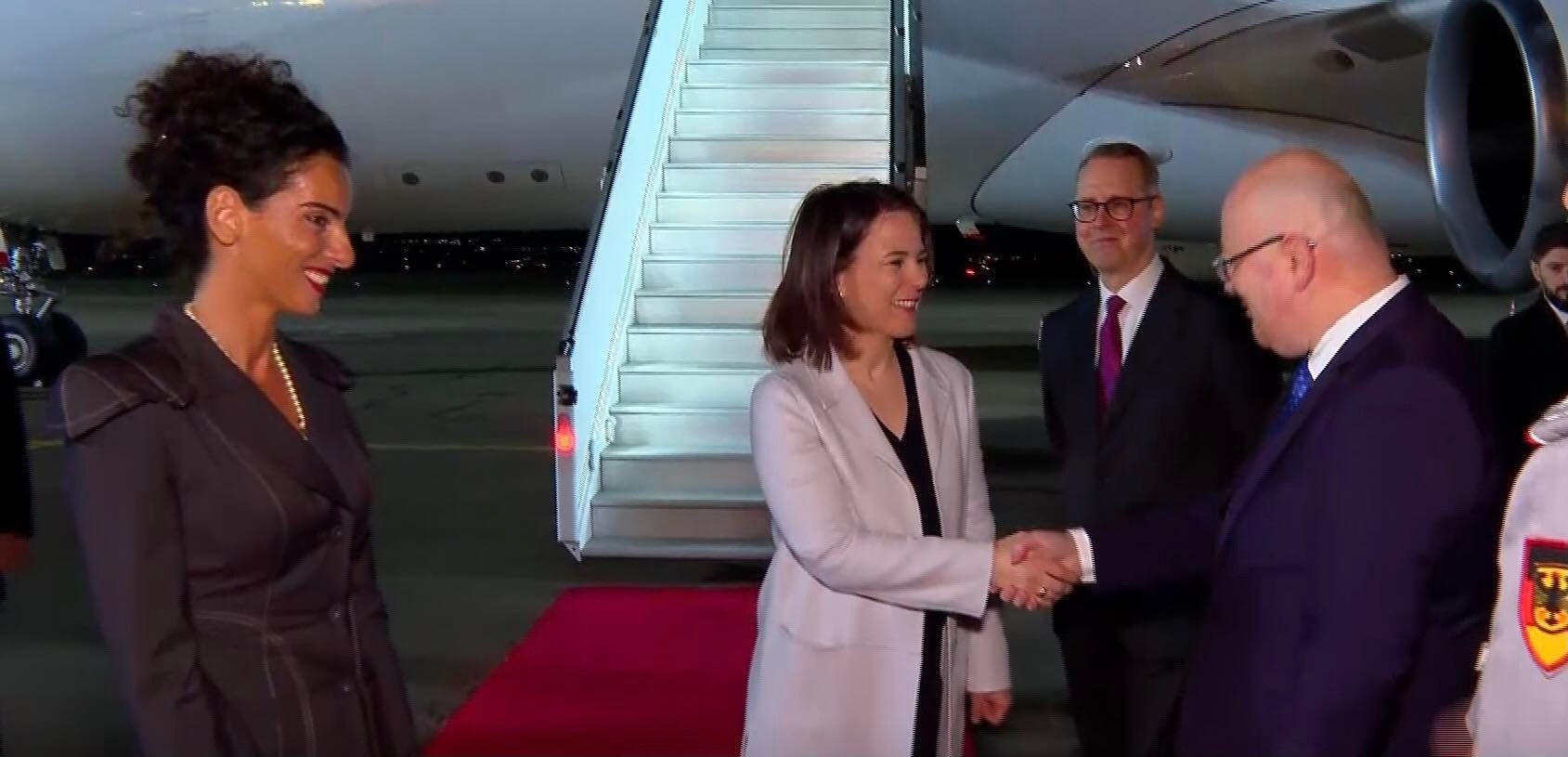 „საქაერონავიგაცია“- უარვყოფთ ინფორმაციას, თითქოს გერმანელი დიპლომატის  ბორტს პრობლემა დასაფრენ ბილიკზე მდგომი სხვა თვითმფრინავის გამო შეექმნა - ბილიკი იყო თავისუფალი, მეორე წრეზე წასვლა კი იყო პილოტის გადაწყვეტილება