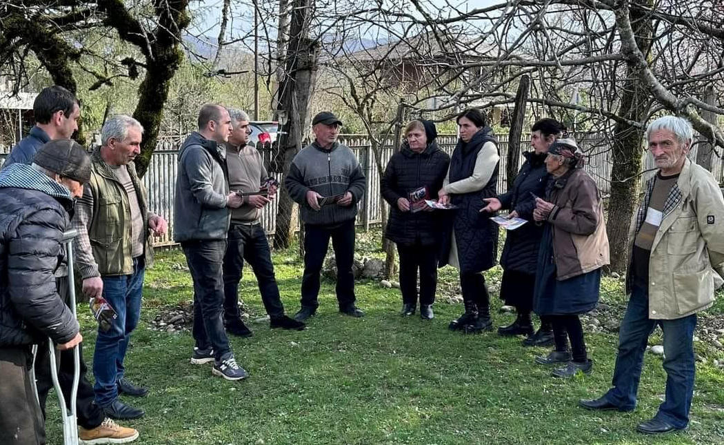 ლევან ხაბეიშვილმა პარტიის ლიდერებთან ერთად, სოფელ თამაკონის მოსახლეობას 9 აპრილის აქციაზე მოსაწვევი ფლაერები დაურიგა