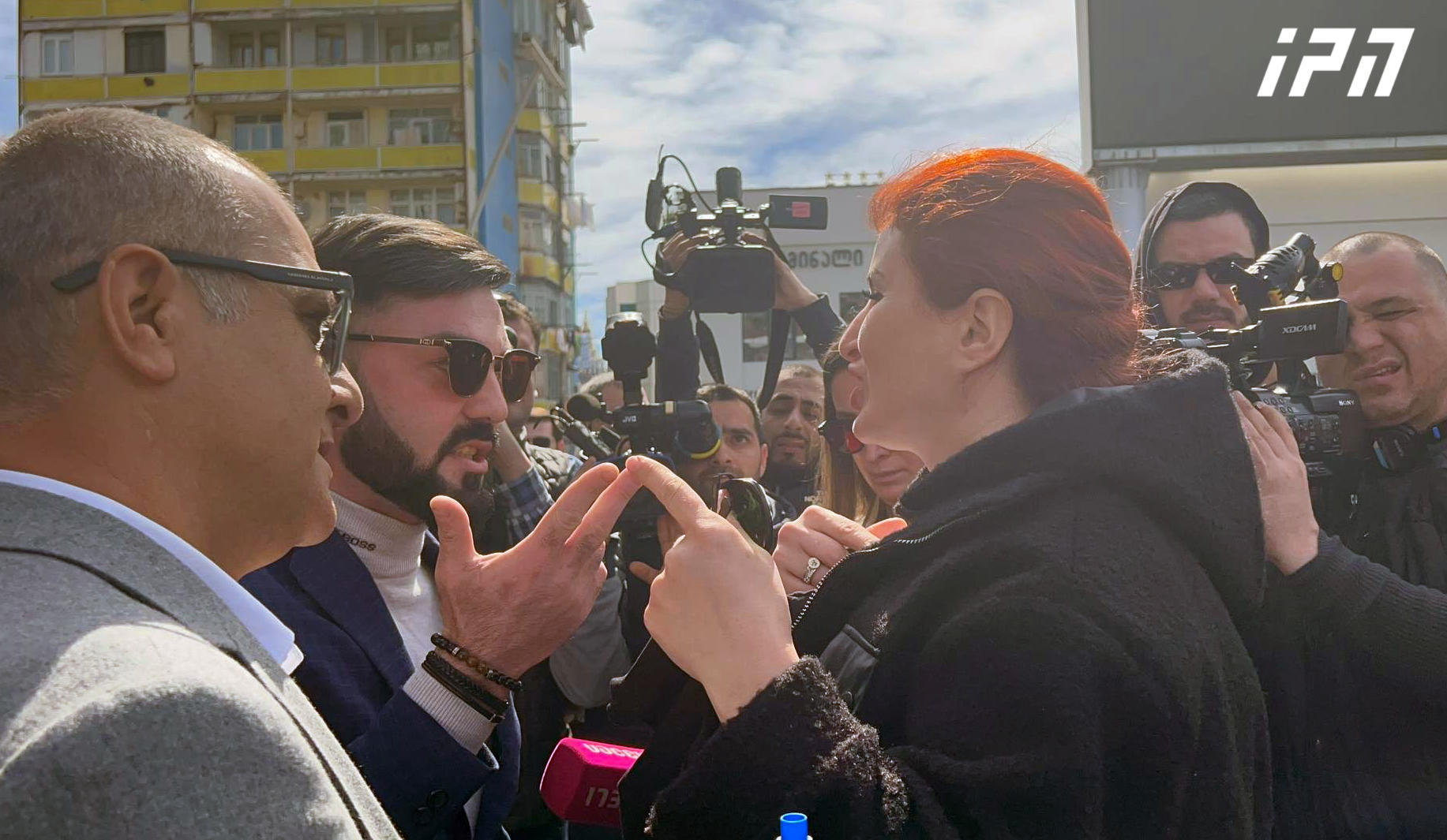 ბათუმის თეატრთან, სადაც „ქართული ოცნების“ კონფერენცია უნდა გაიმართოს, „ნაციონალური მოძრაობის“ წევრების მისვლის შემდეგ ხმაური და დაპირისპირება იყო