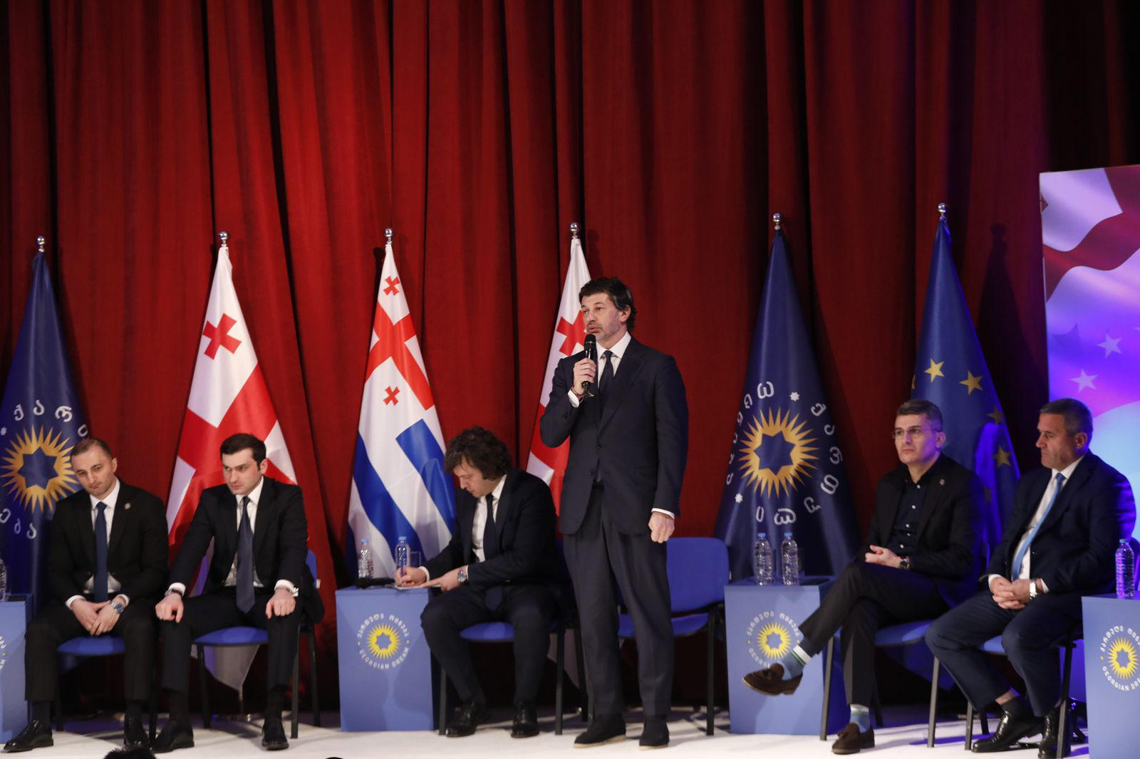 ხულოში გამართულ კონფერენციაზე „ქართული ოცნების“ რაიონული ორგანიზაციის თავმჯდომარედ ხულოს მერი, ვახტანგ ბერიძე, ასევე, ბიუროს წევრები აირჩიეს