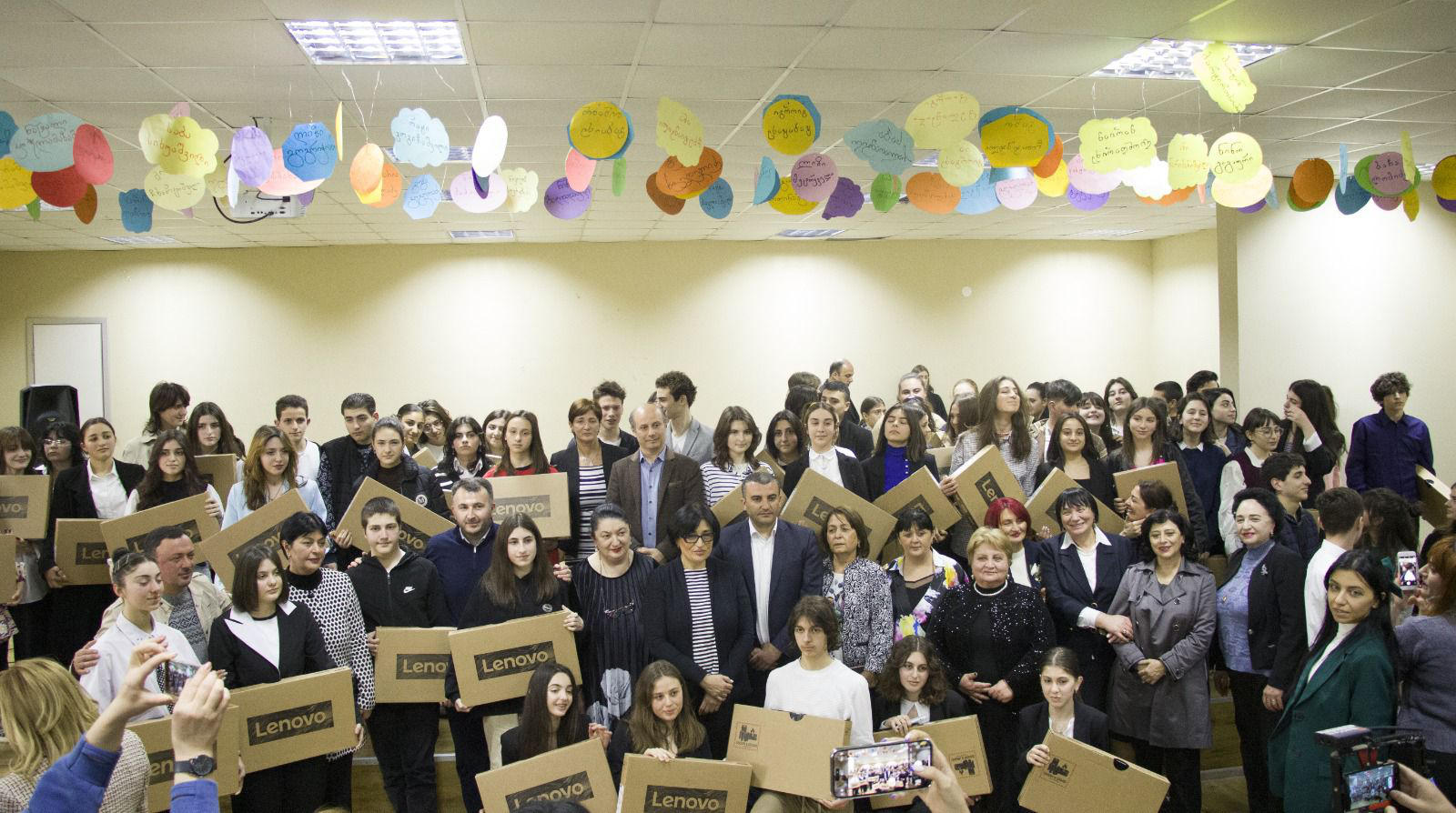 გიორგი დოხტურიშვილმა რუსთავის სკოლების საბაზო საფეხურის 141 წარჩინებულ კურსდამთავრებულს კომპიუტერები გადასცა