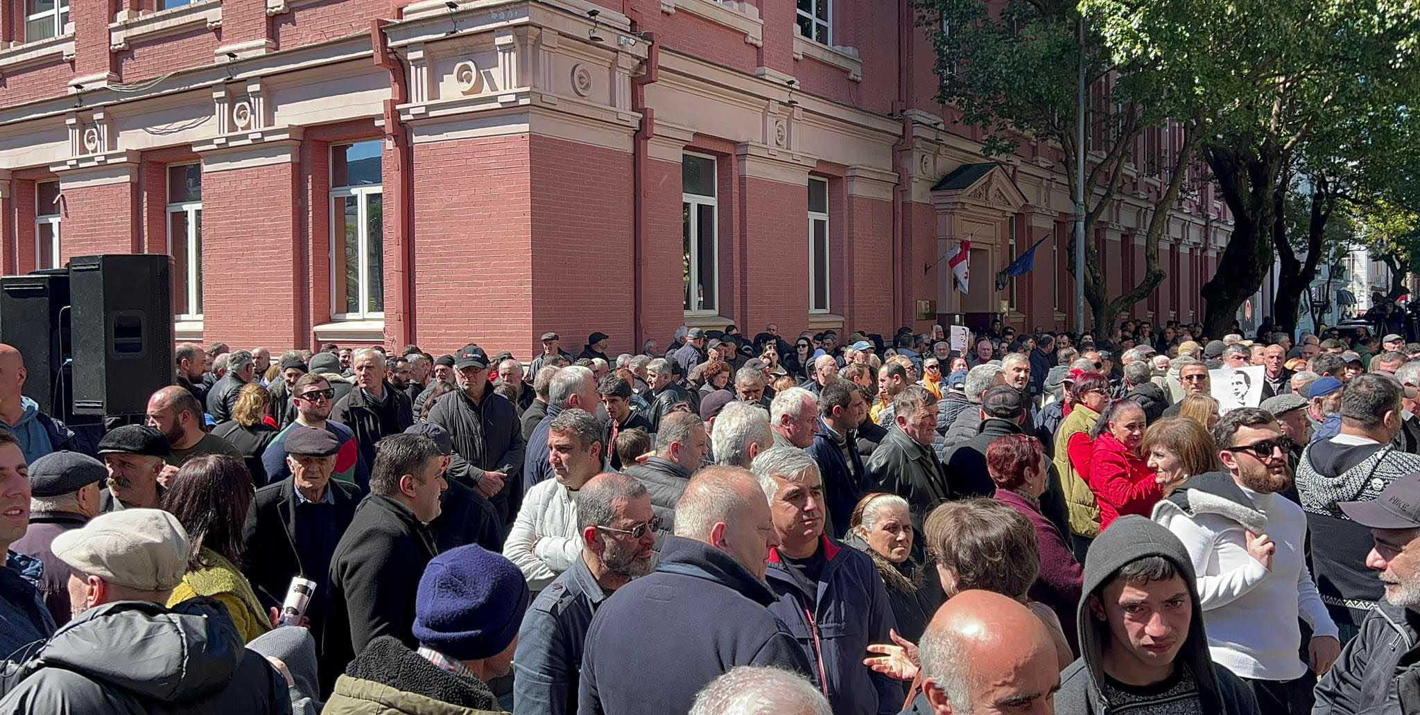 აჭარის მთავრობის სახლთან „ნაციონალური მოძრაობის“ საპროტესტო აქცია მიმდინარეობს