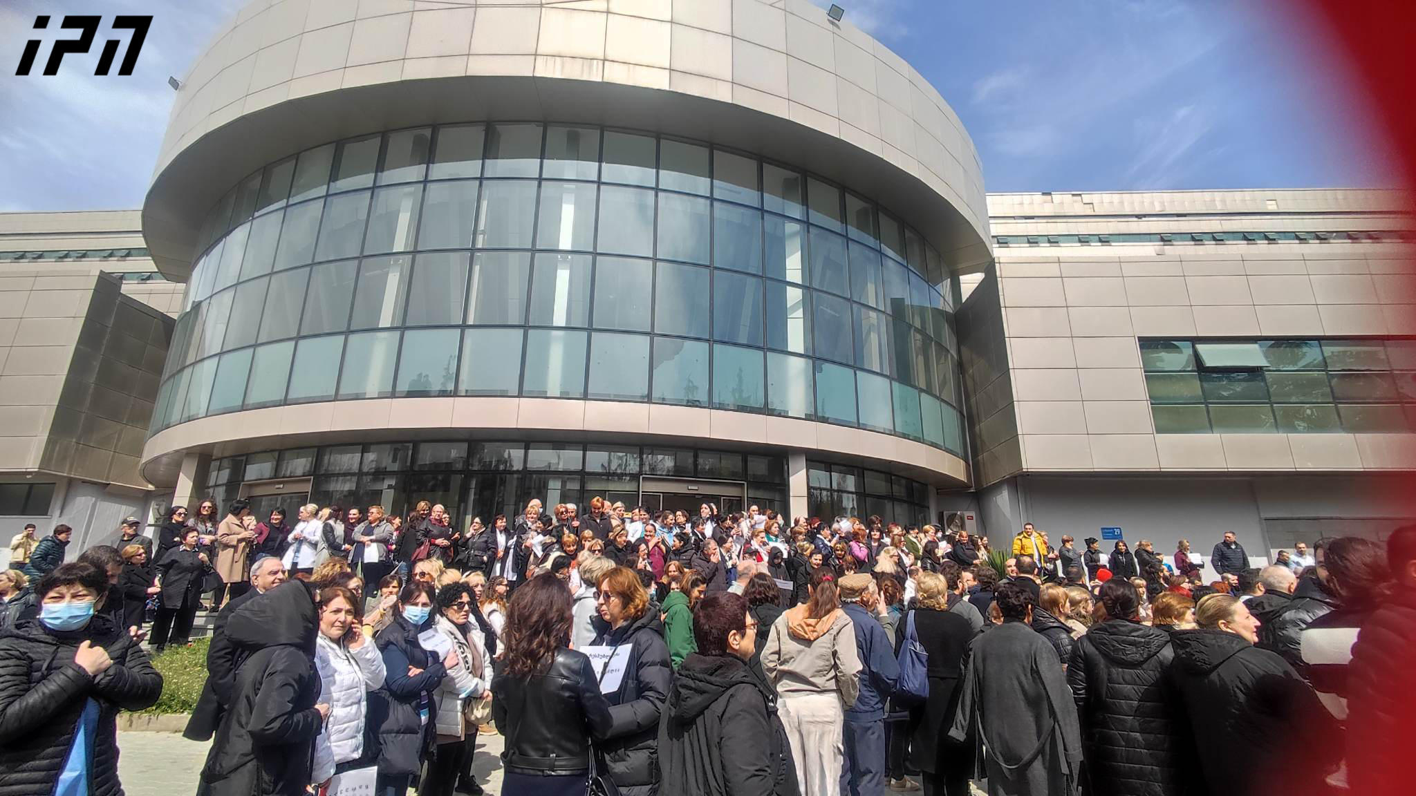 რესპუბლიკურ საავადმყოფოსთან მედიკოსები აქციას მართავენ