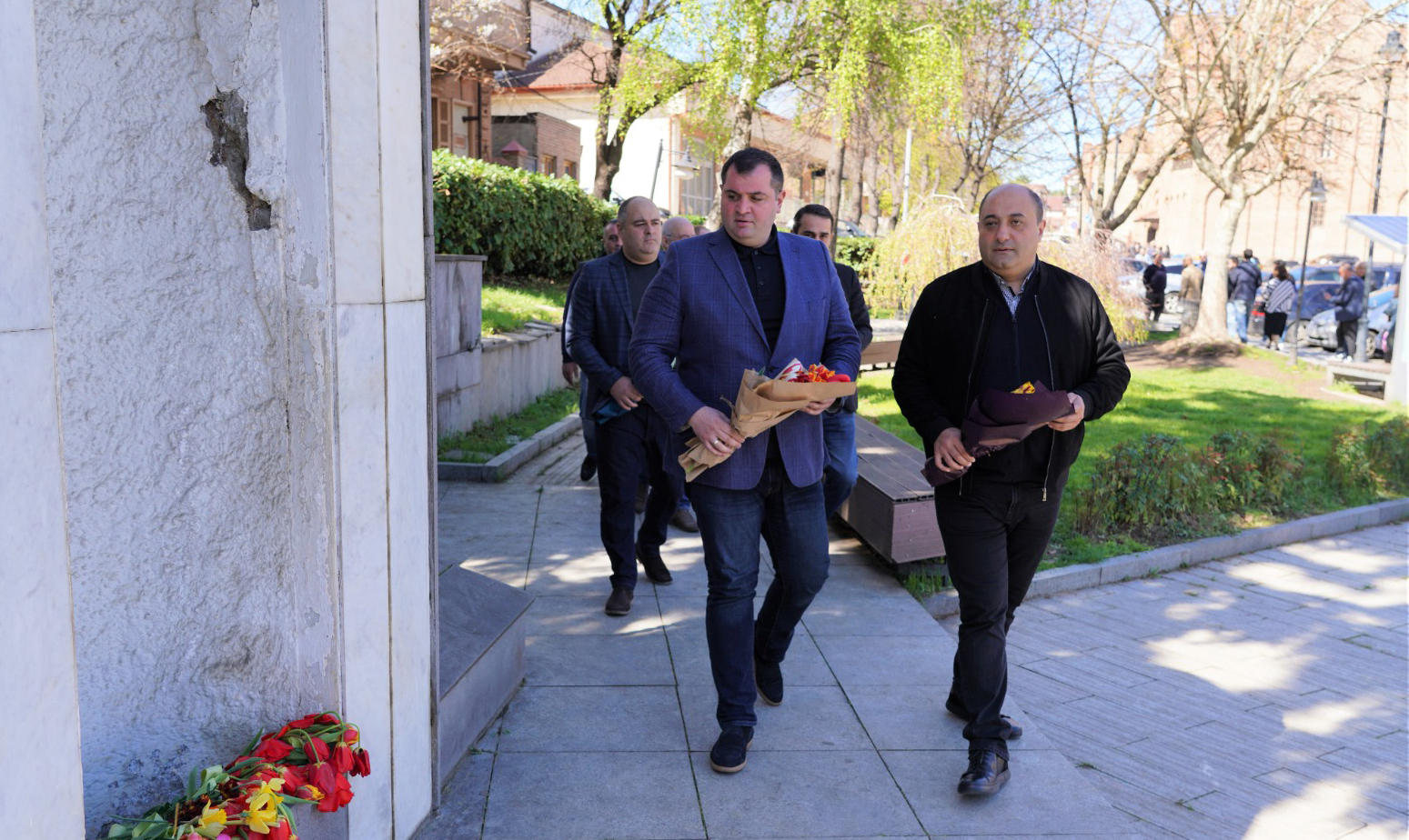 გიორგი ალადაშვილმა ადგილობრივი ხელისუფლების წარმომადგენლებთან ერთად თელავში, 9 აპრილის მემორიალი ყვავილებით შეამკო