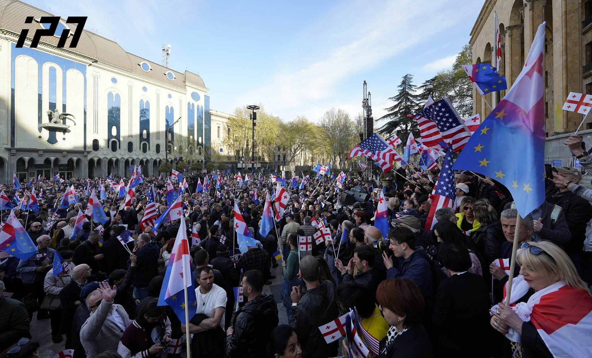 პარლამენტთან „ნაციონალური მოძრაობის“ მიერ ორგანიზებული აქცია - „ერთად ევროპაში“ მიმდინარეობს