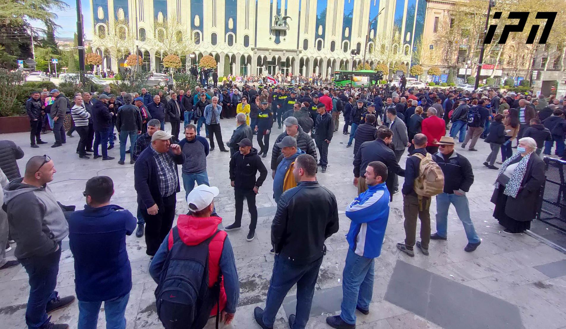 რუსთაველის გამზირზე, სადაც „ნაციონალური მოძრაობის“ აქცია იგეგმება, სცენას ამონტაჟებენ - პარლამენტის მიმდებარე ტერიტორიაზე იმყოფება პოლიცია