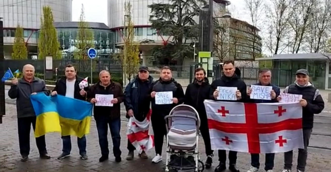 სტრასბურგში, ქართველმა ემიგრანტებმა, მიხეილ სააკაშვილის სასჯელის დროებით გადავადებასთან დაკავშირებით აქცია გამართეს