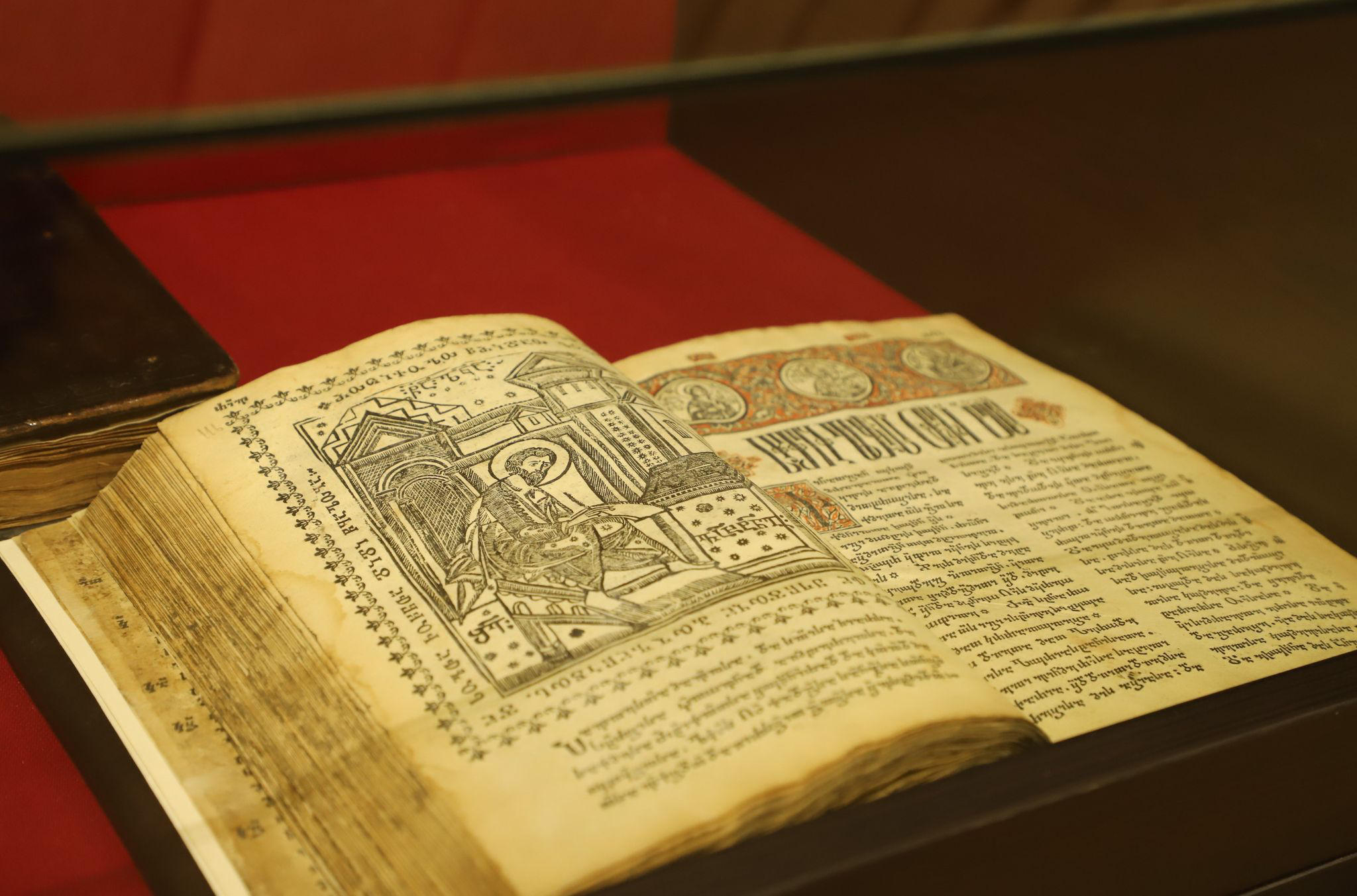 თსუ-ში რარიტეტული გამოცემების გამოფენა გაიხსნა