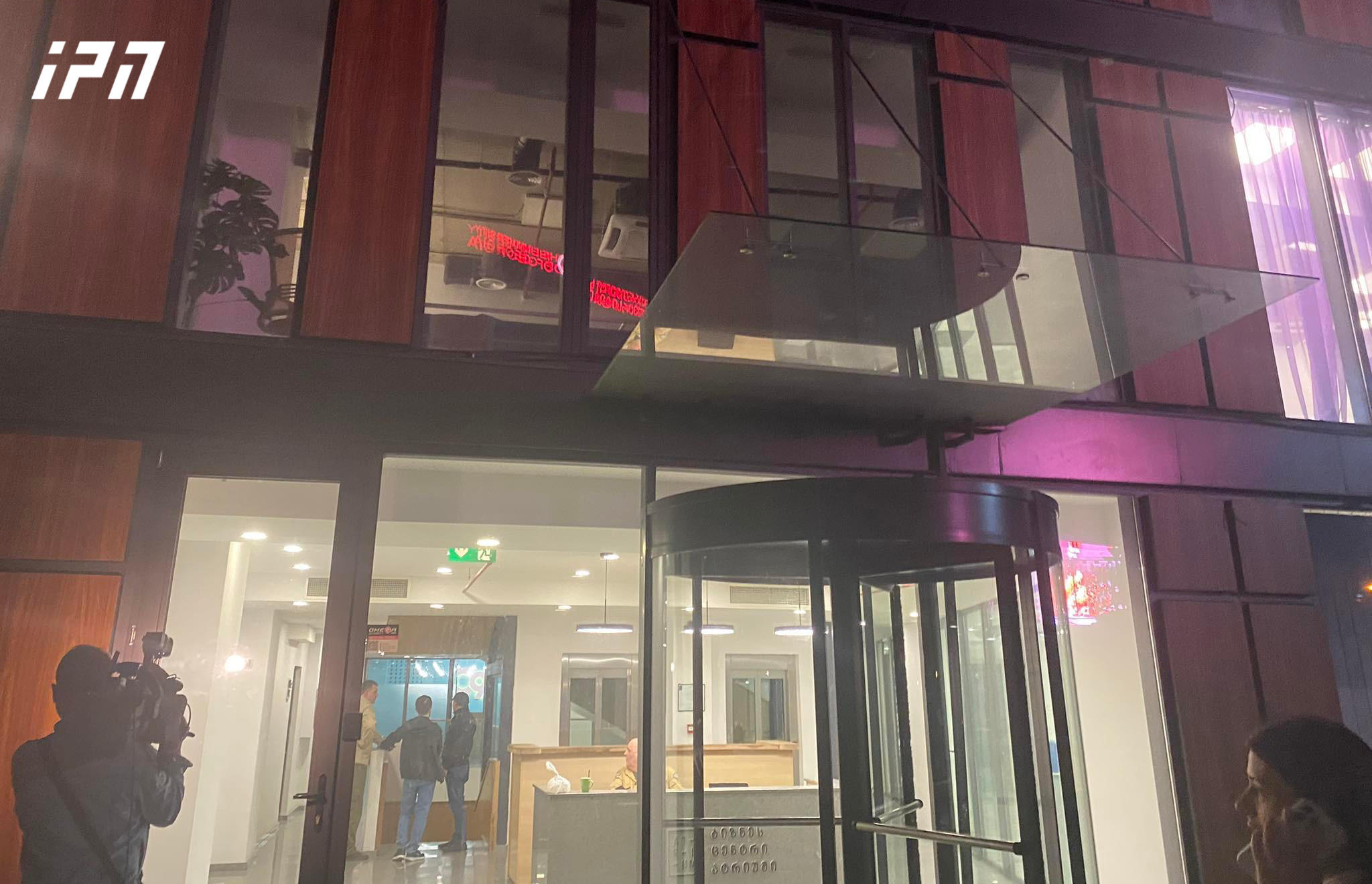 ფინანსთა სამინისტროს საგამოძიებო სამსახურში აცხადებენ, რომ ბიზნესცენტრ „ატრიუმში“ საგამოძიებო მოქმედებები მიღებული შეტყობინების საფუძველზე ტარდება