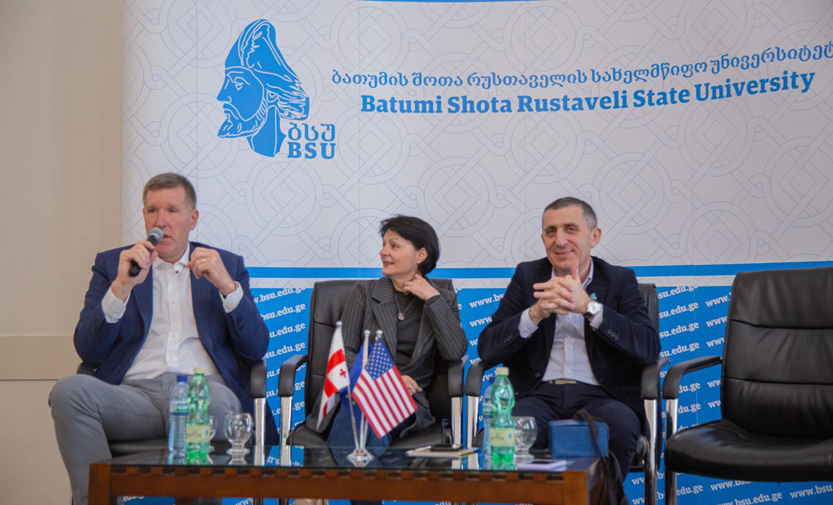 აშშ-ის თავდაცვის ატაშე, პოლკოვნიკი ჯოზეფ ბილბო ბსუ-ს სტუდენტებს შეხვდა