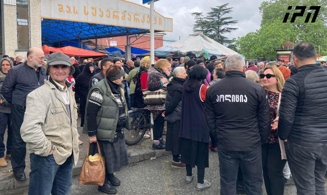 სადგურის მოედანზე მოიჯარეებმა გარევაჭრობის აკრძალვასთან დაკავშირებით აქცია გამართეს